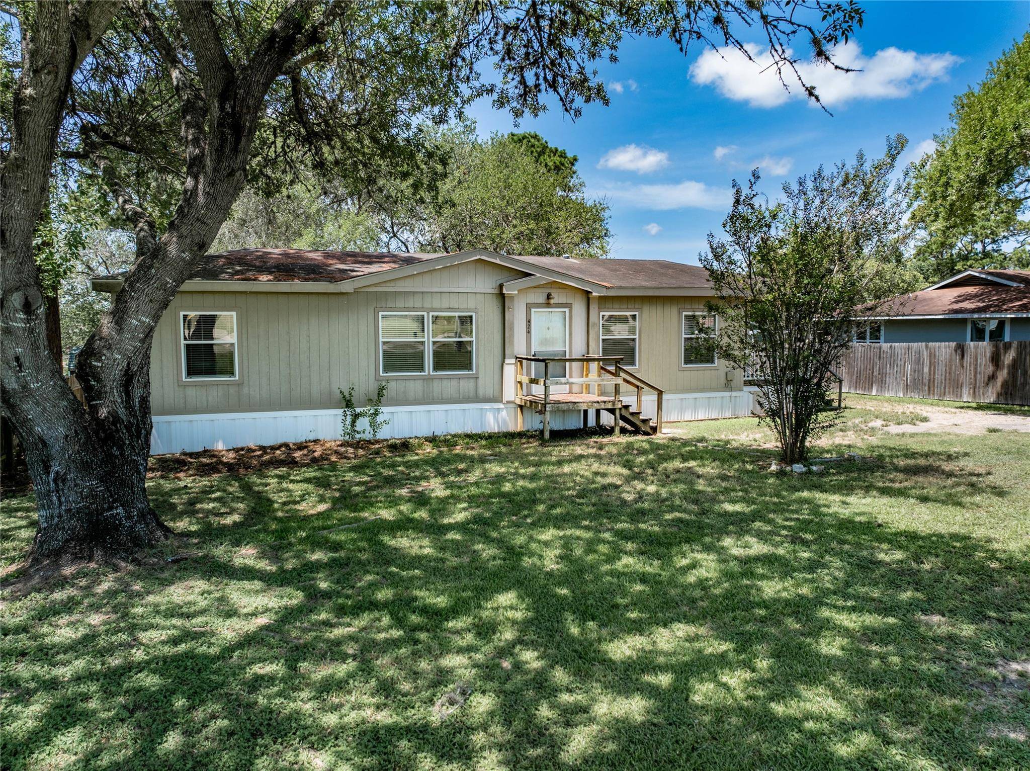 424 Ellinger RD, La Grange, TX 78945