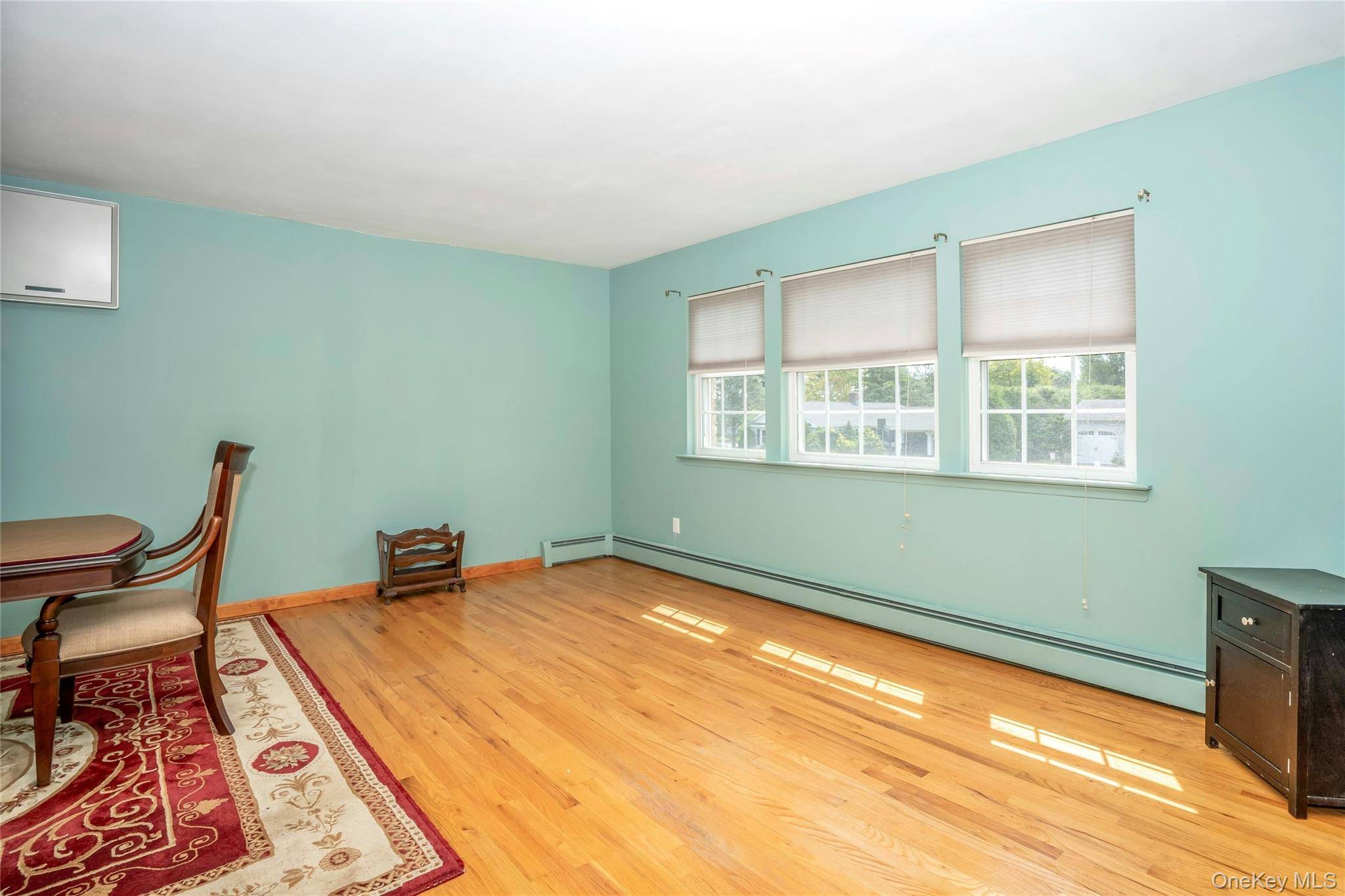 15 Greenbrier LN, Sayville, NY 11782