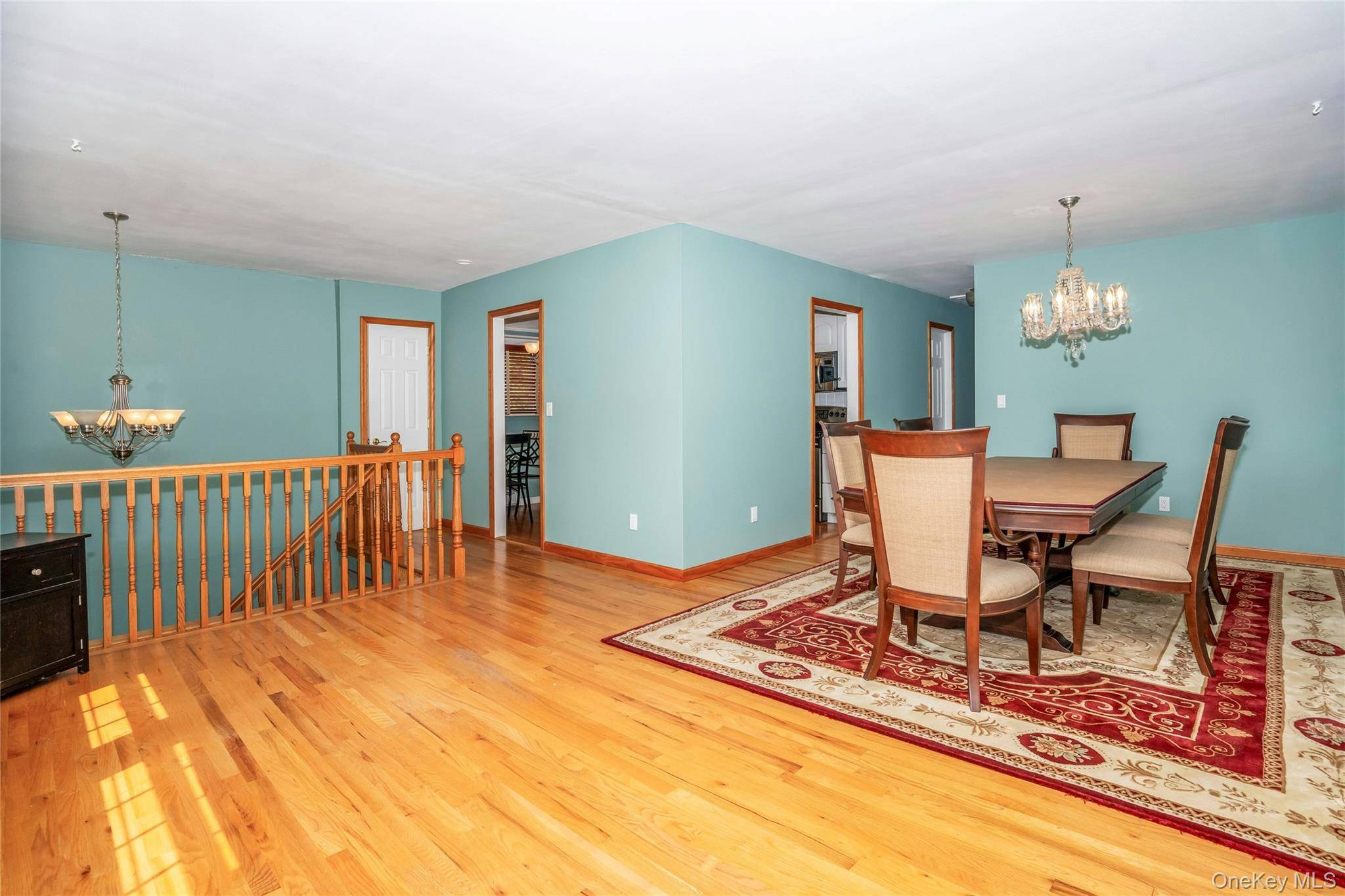 15 Greenbrier LN, Sayville, NY 11782