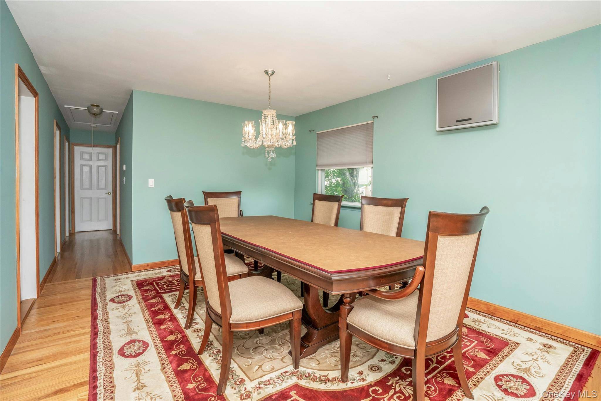 15 Greenbrier LN, Sayville, NY 11782