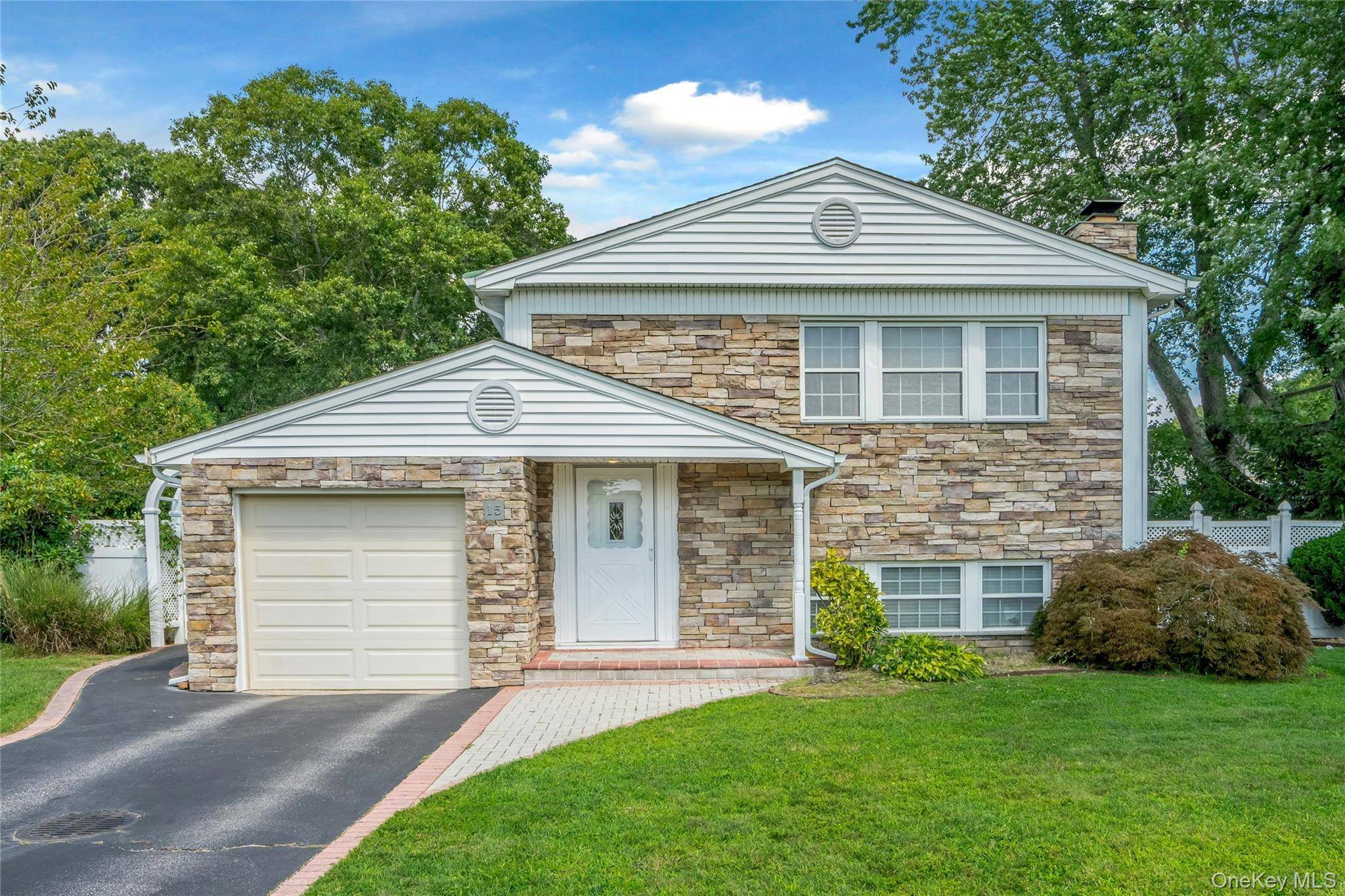 15 Greenbrier LN, Sayville, NY 11782