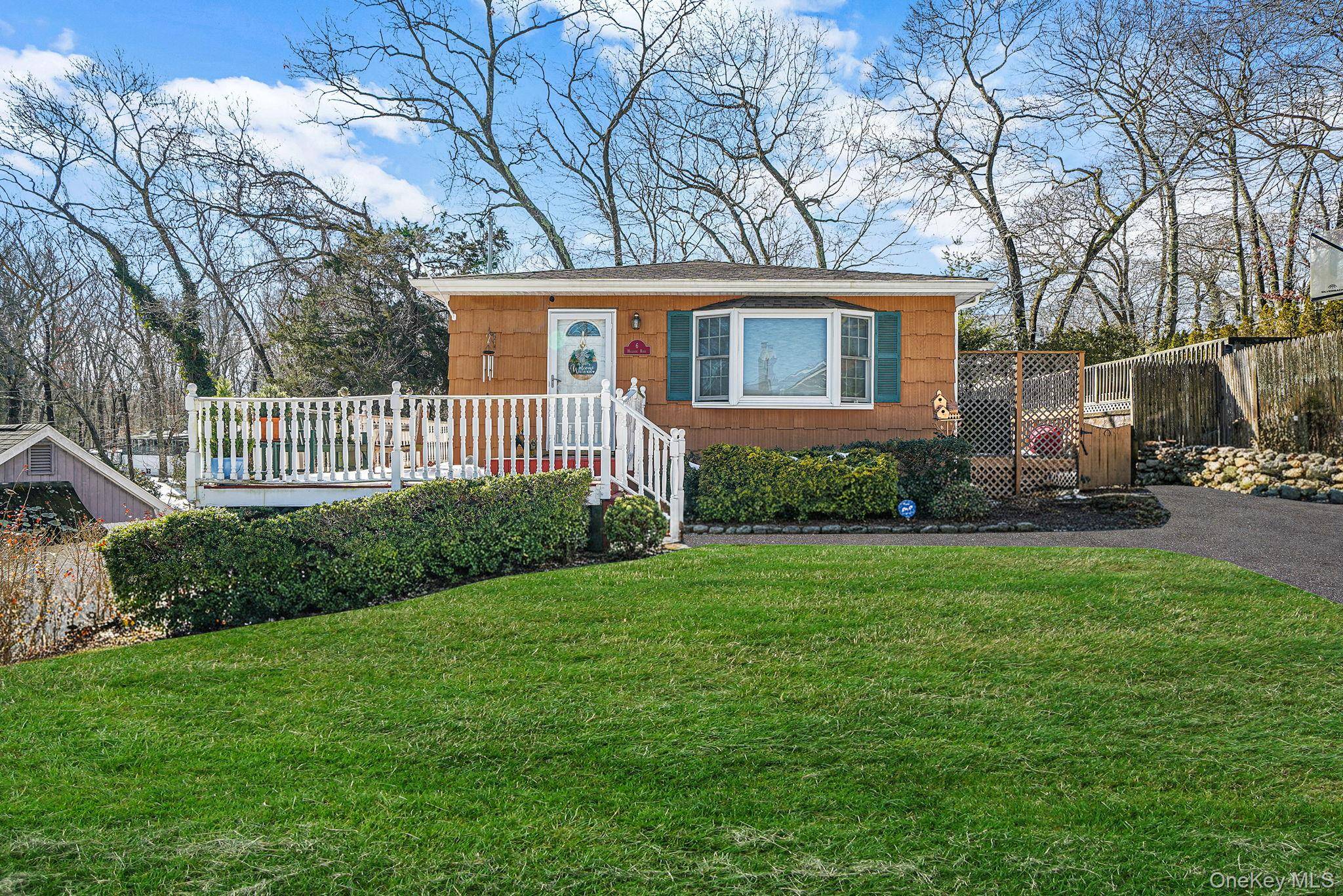 6 Hillside RD, Sound Beach, NY 11789