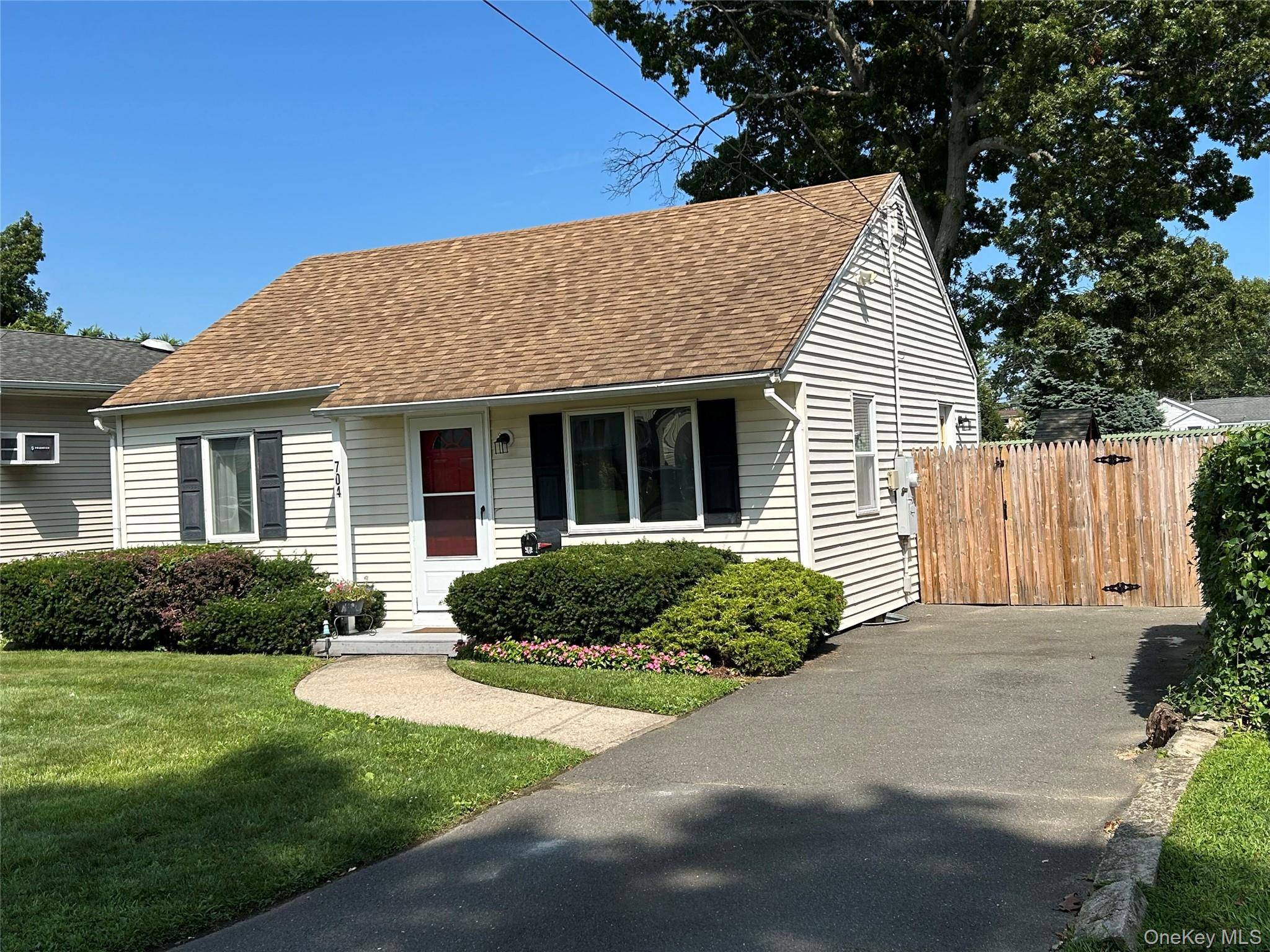 704 Myrtle AVE, West Islip, NY 11795