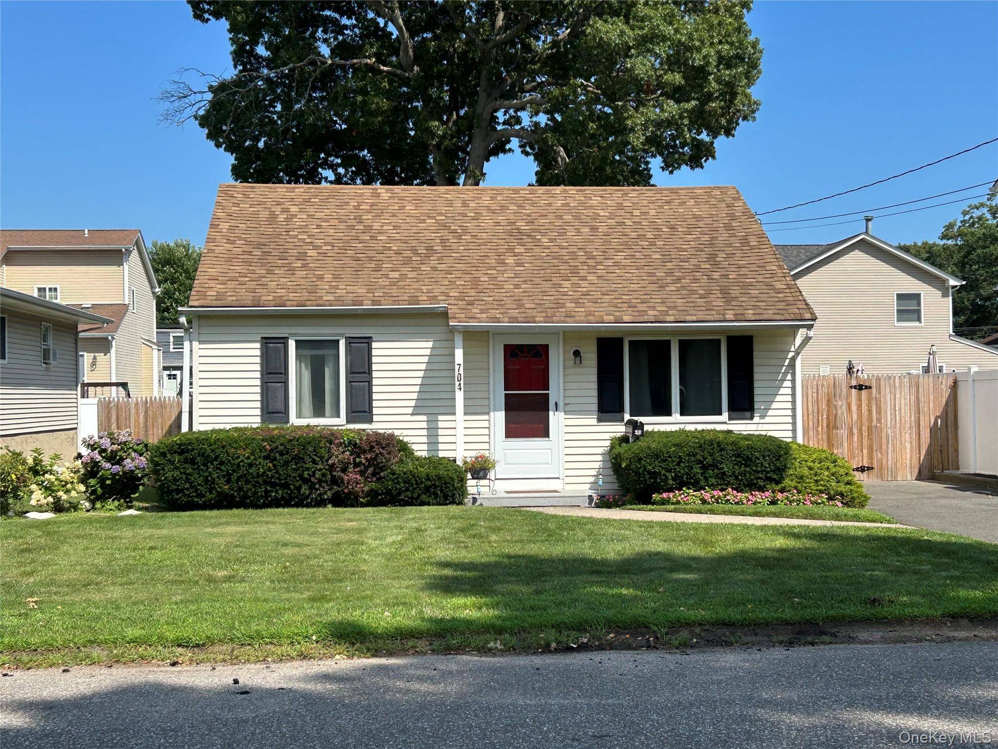 704 Myrtle AVE, West Islip, NY 11795