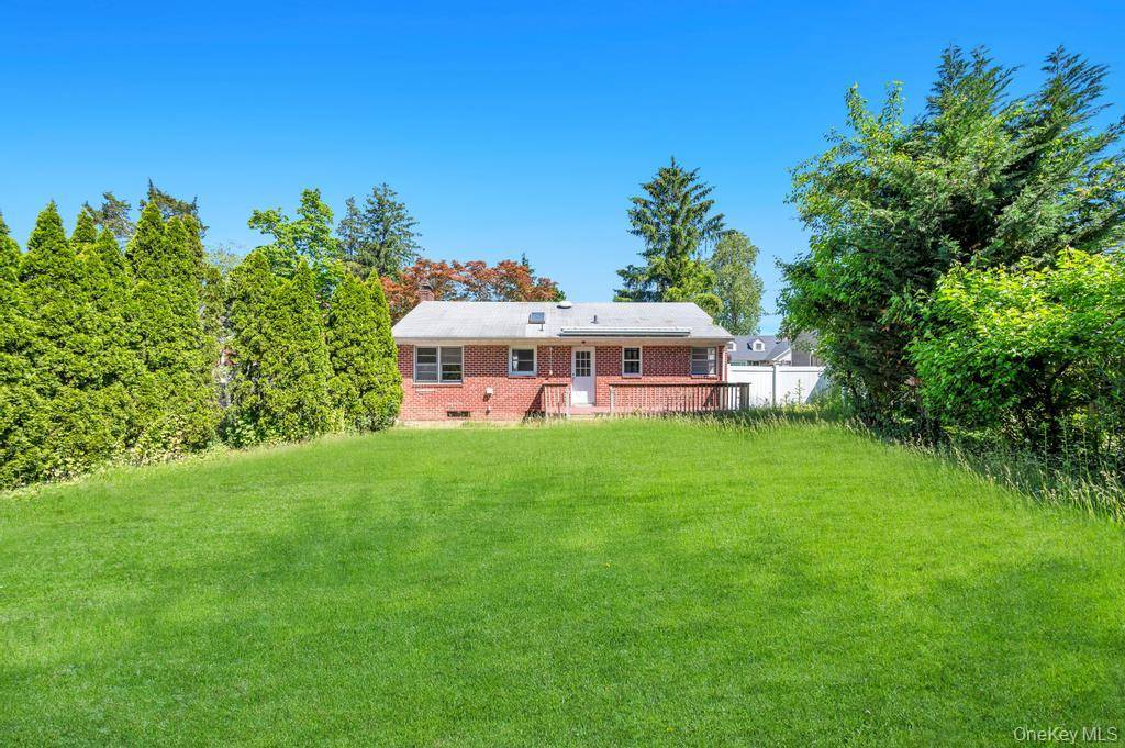 40 Fenwick ST, Greenlawn, NY 11740