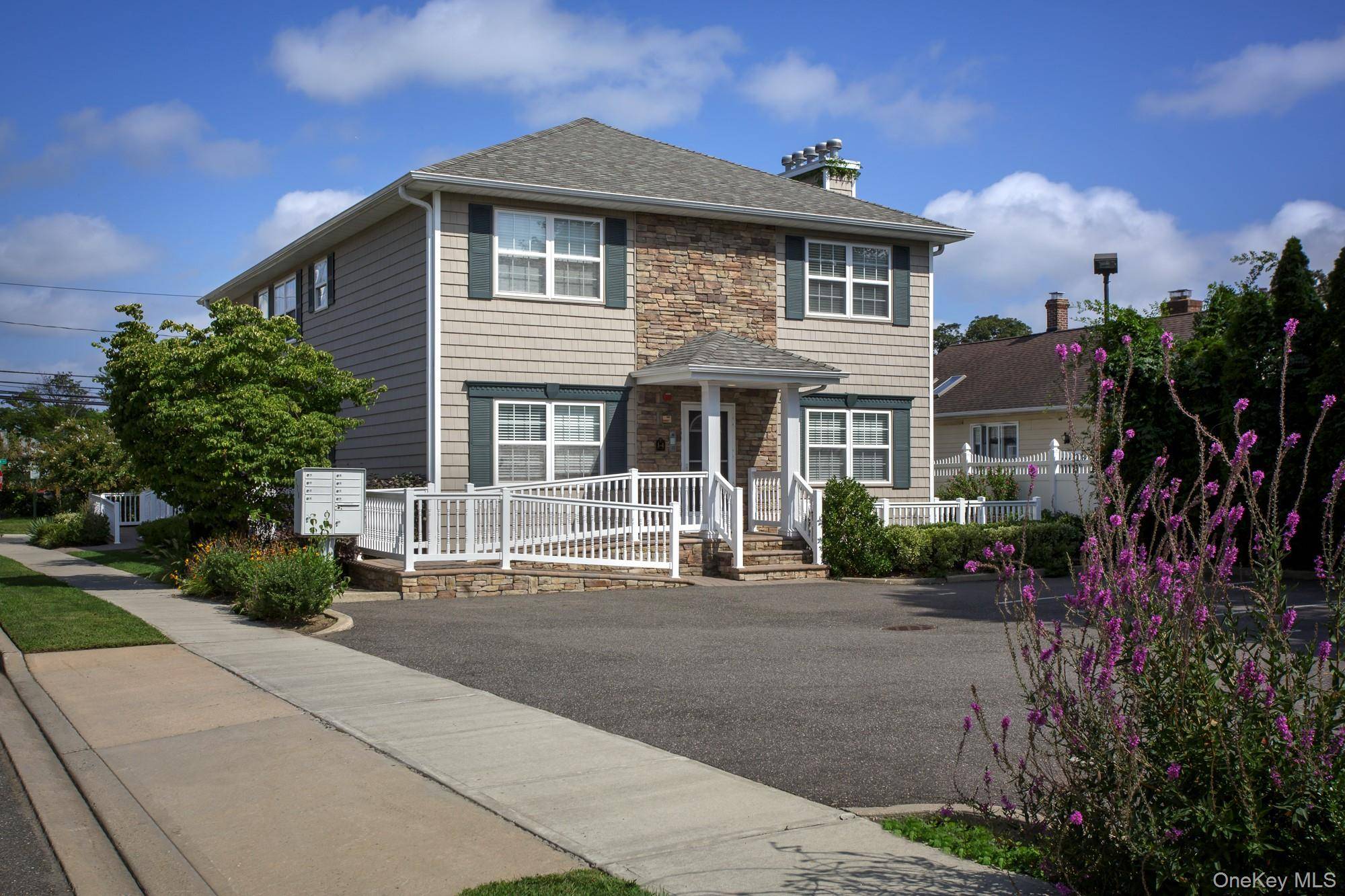 276 Eastern Pkwy #276-02, Farmingdale, NY 11735