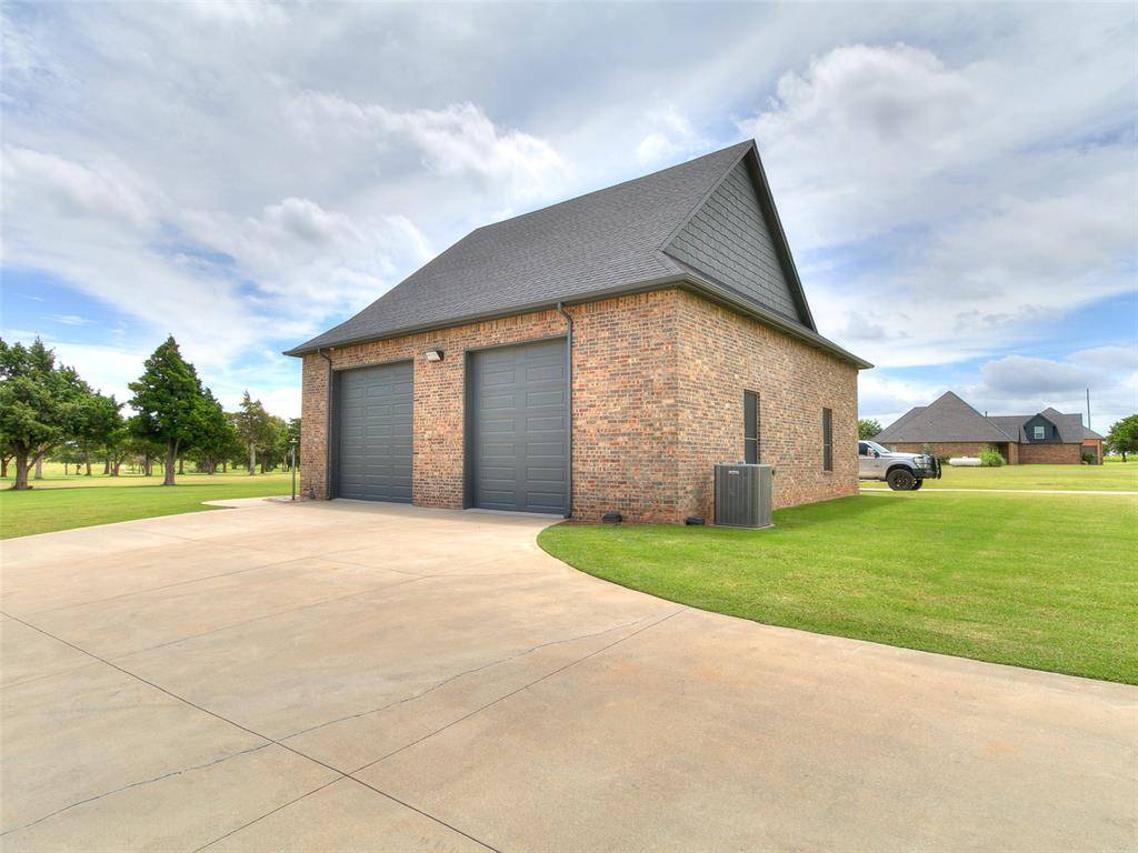 2040 S MAY AVE, Guthrie, OK 73044