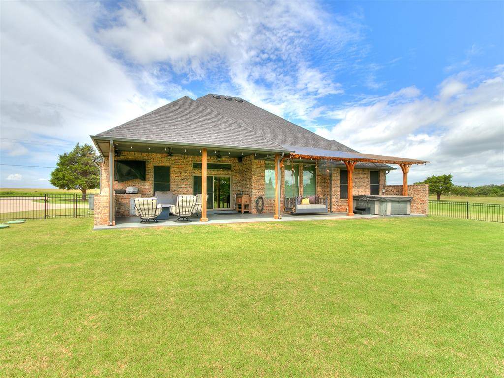 2040 S MAY AVE, Guthrie, OK 73044