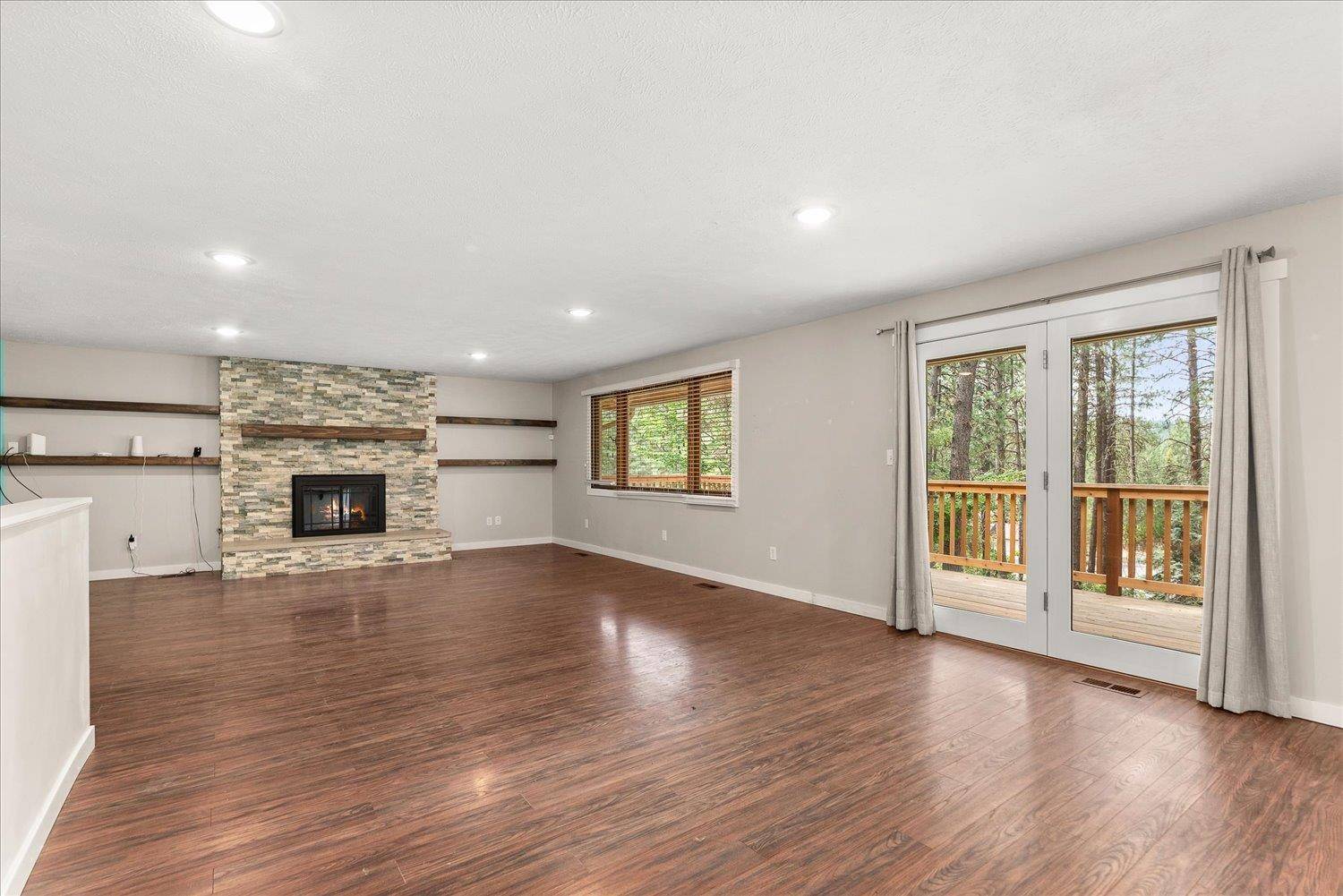 1006 W Bellwood Dr, Spokane, WV 99218