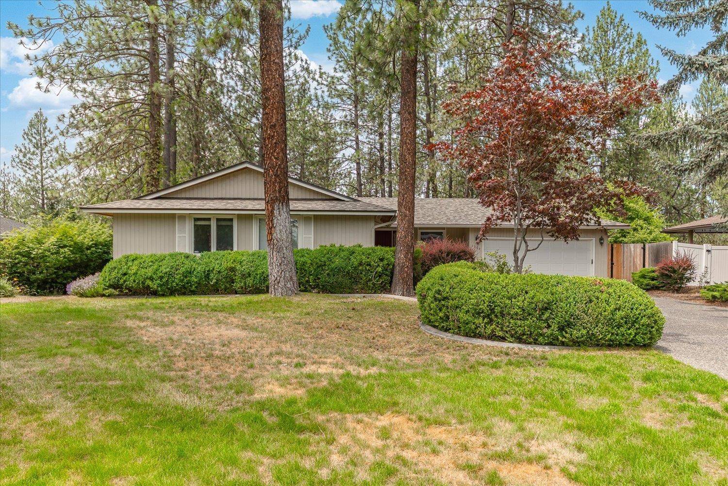 1006 W Bellwood Dr, Spokane, WV 99218