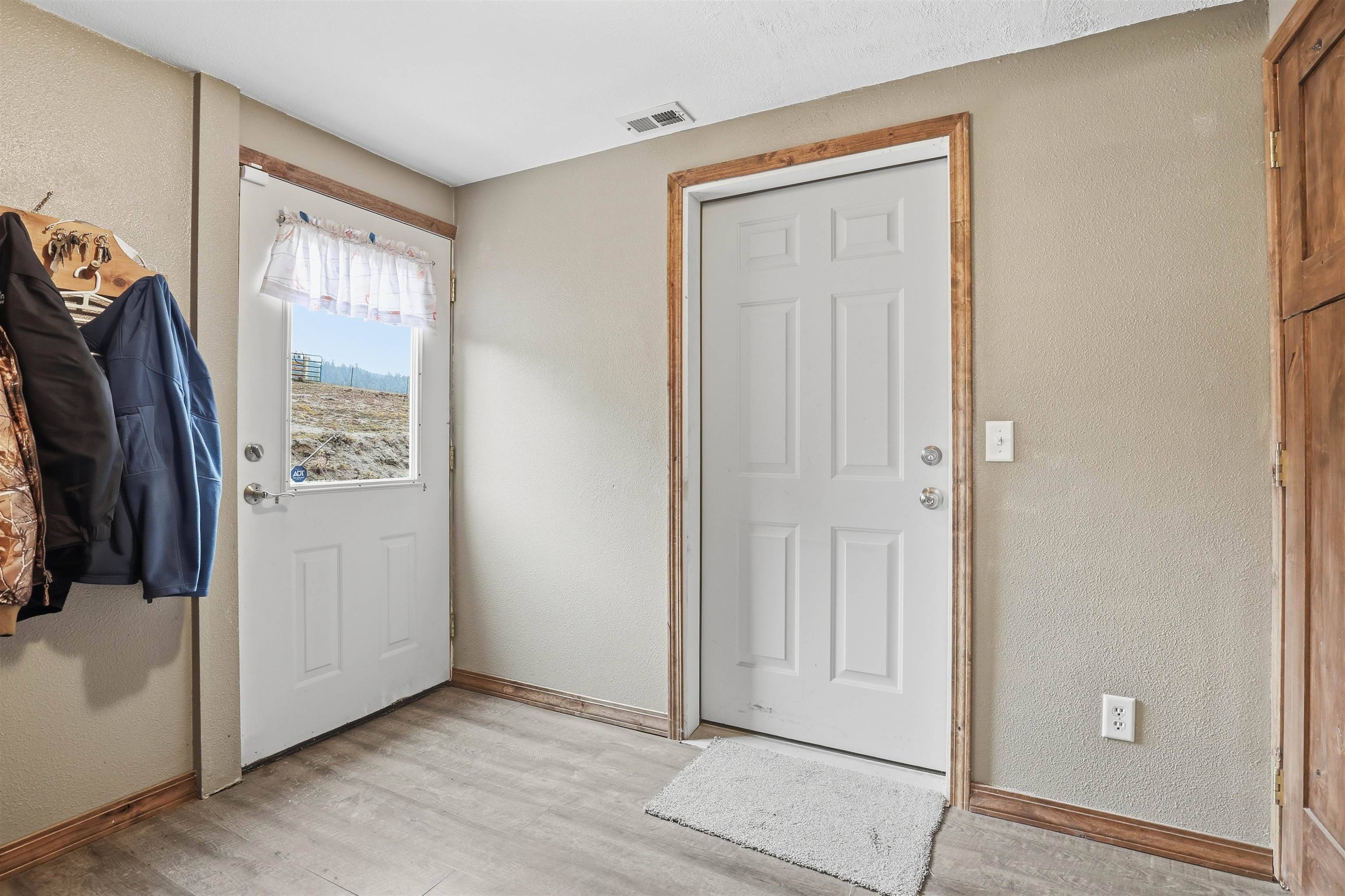 26323 N Madison Rd, Chattaroy, WA 99003