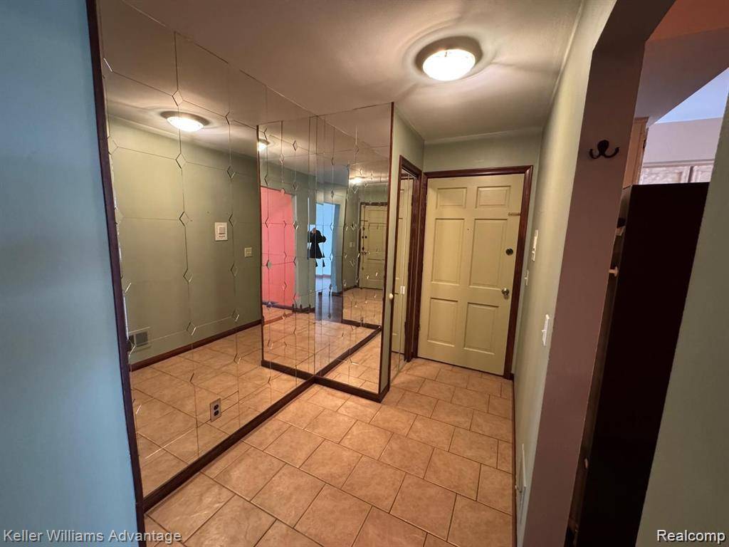 27689 W Echo VLY, Farmington Hills, MI 48334