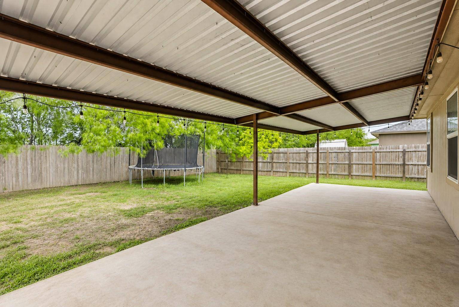 138 Talon DR, Luling, TX 78648