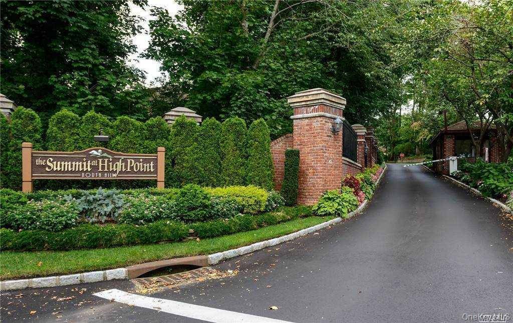 11 Pony CIR, Roslyn Heights, NY 11577