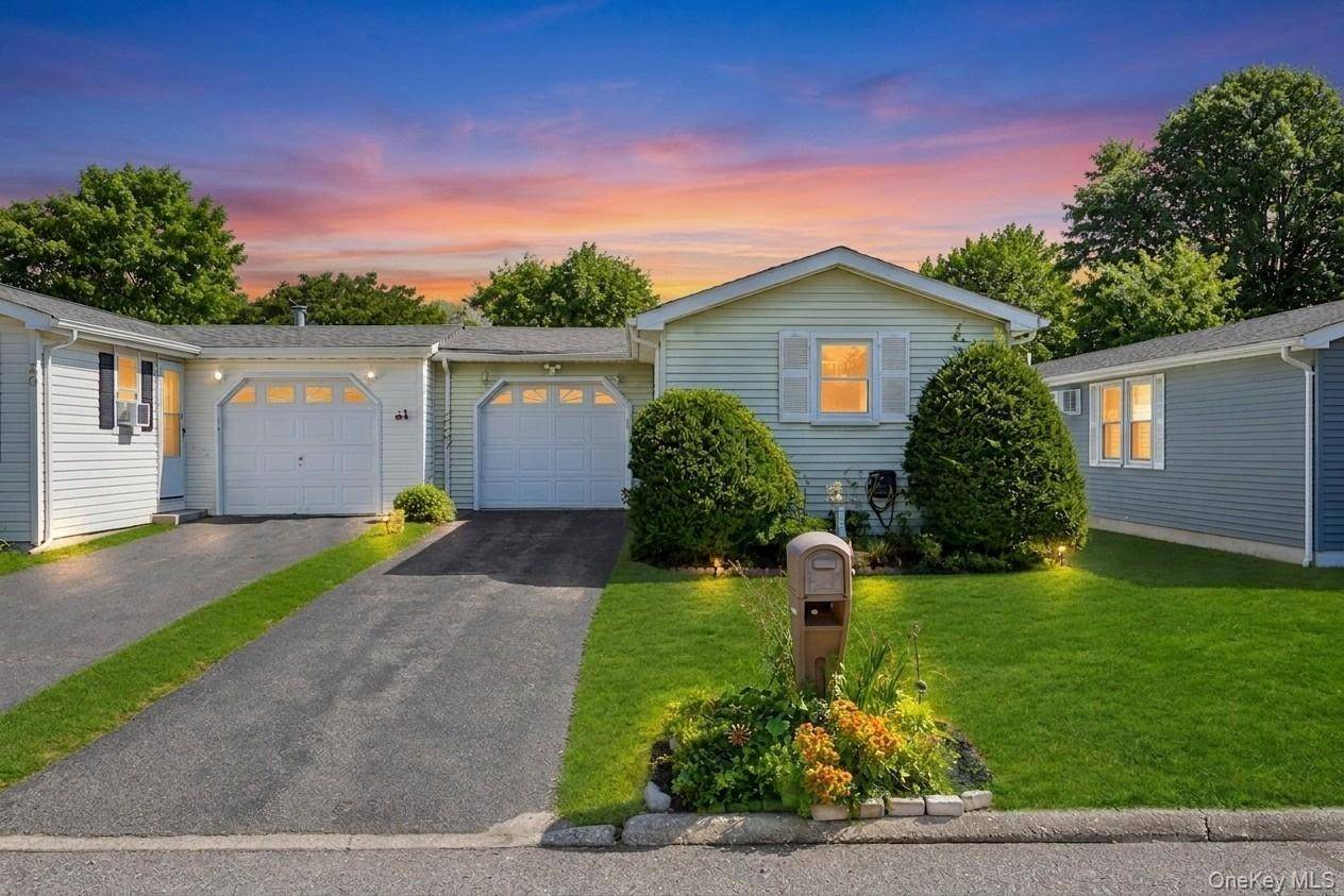 28 Greenwood BLVD, Manorville, NY 11949