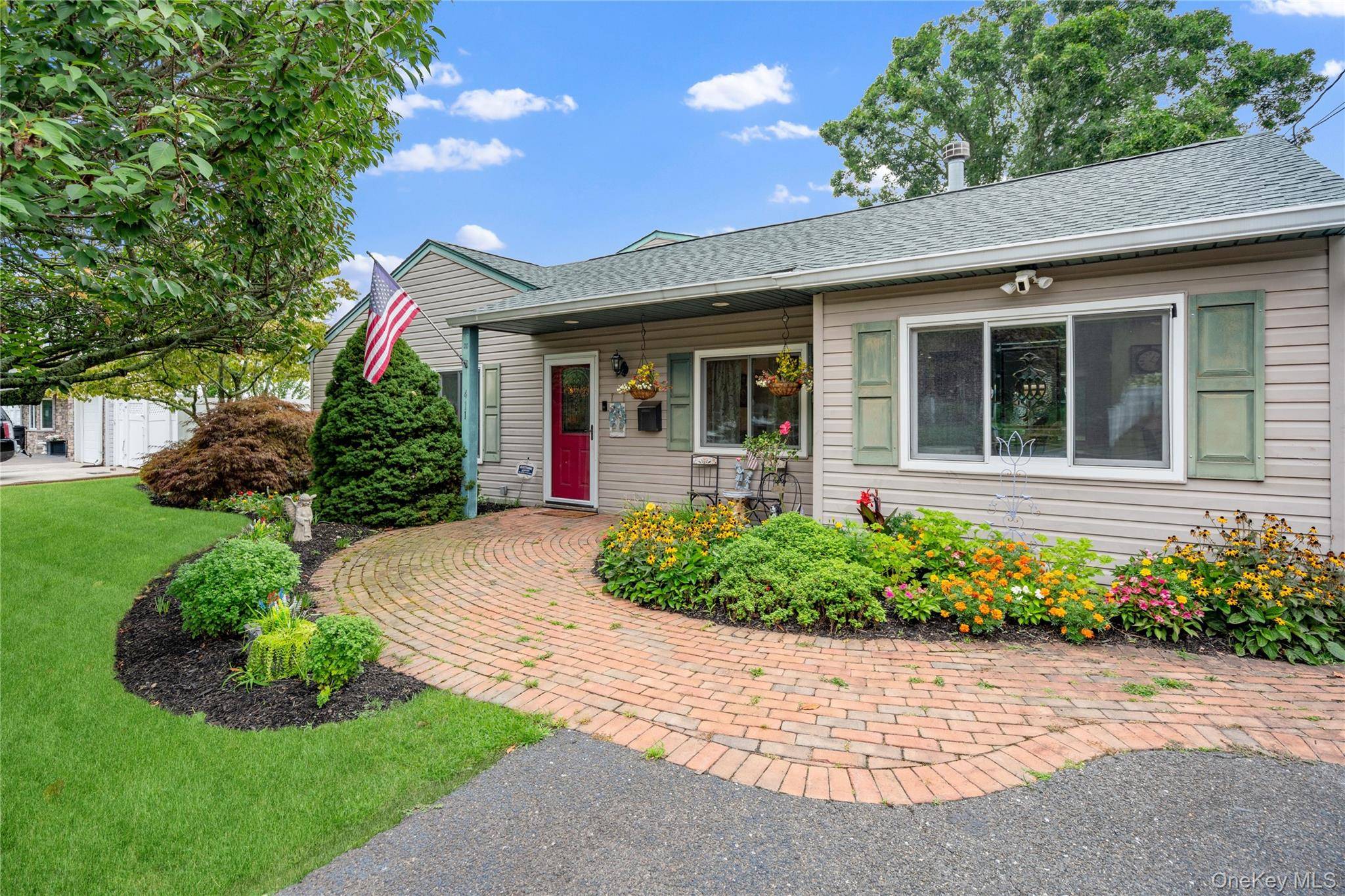 411 8th ST, Bohemia, NY 11716
