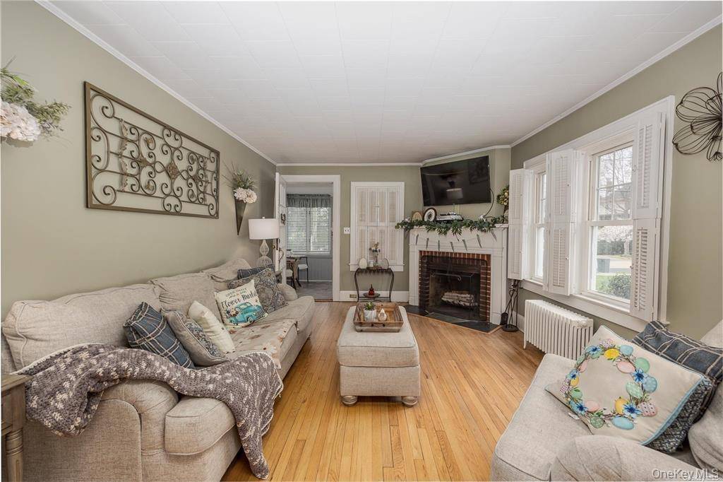 18 Yale PL, Lynbrook, NY 11563