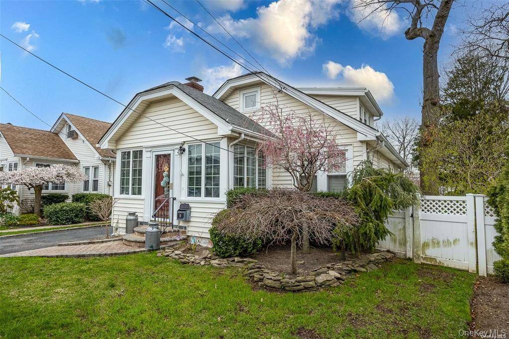 18 Yale PL, Lynbrook, NY 11563