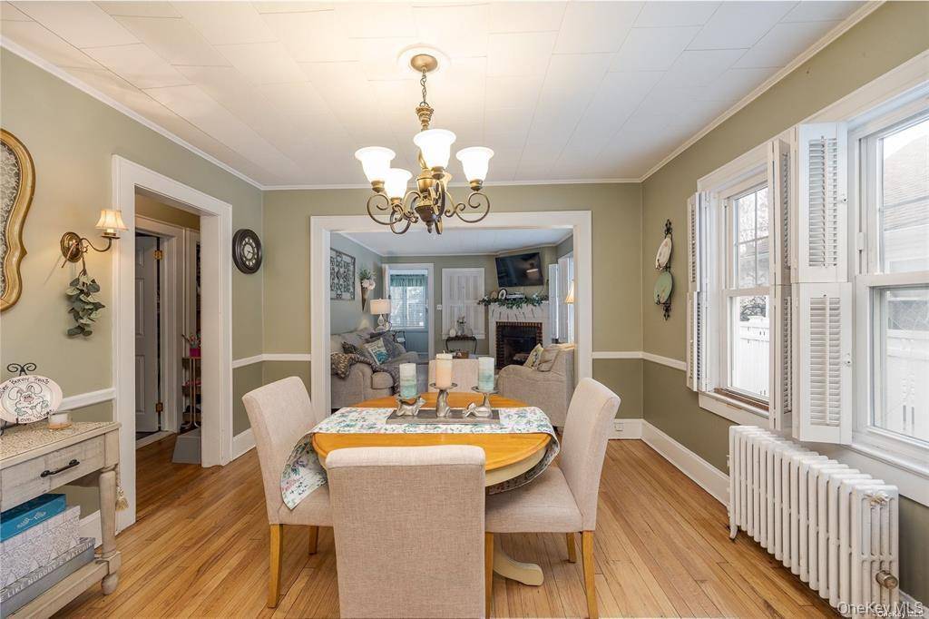 18 Yale PL, Lynbrook, NY 11563