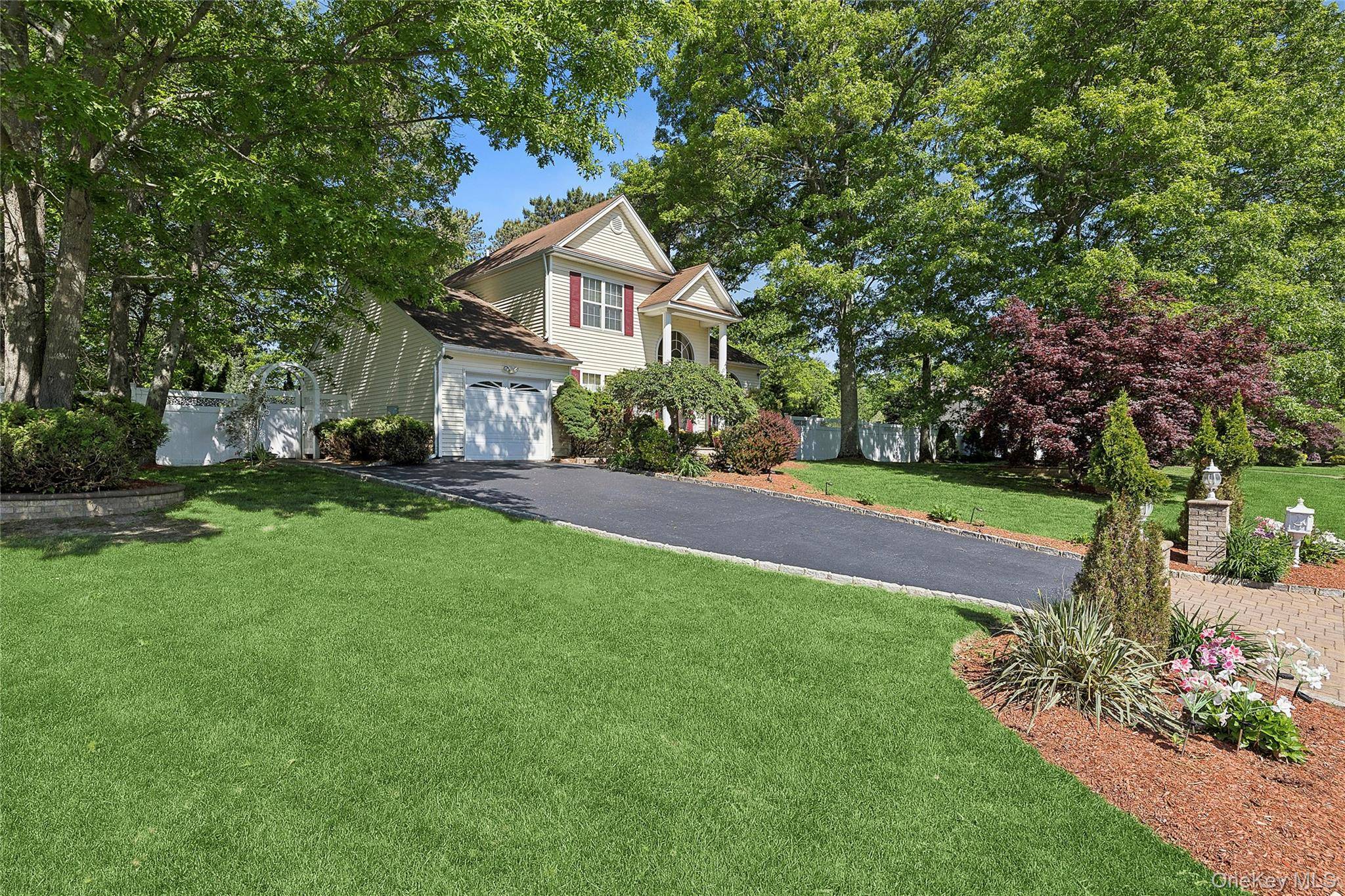 16 Winterberry DR, Middle Island, NY 11953
