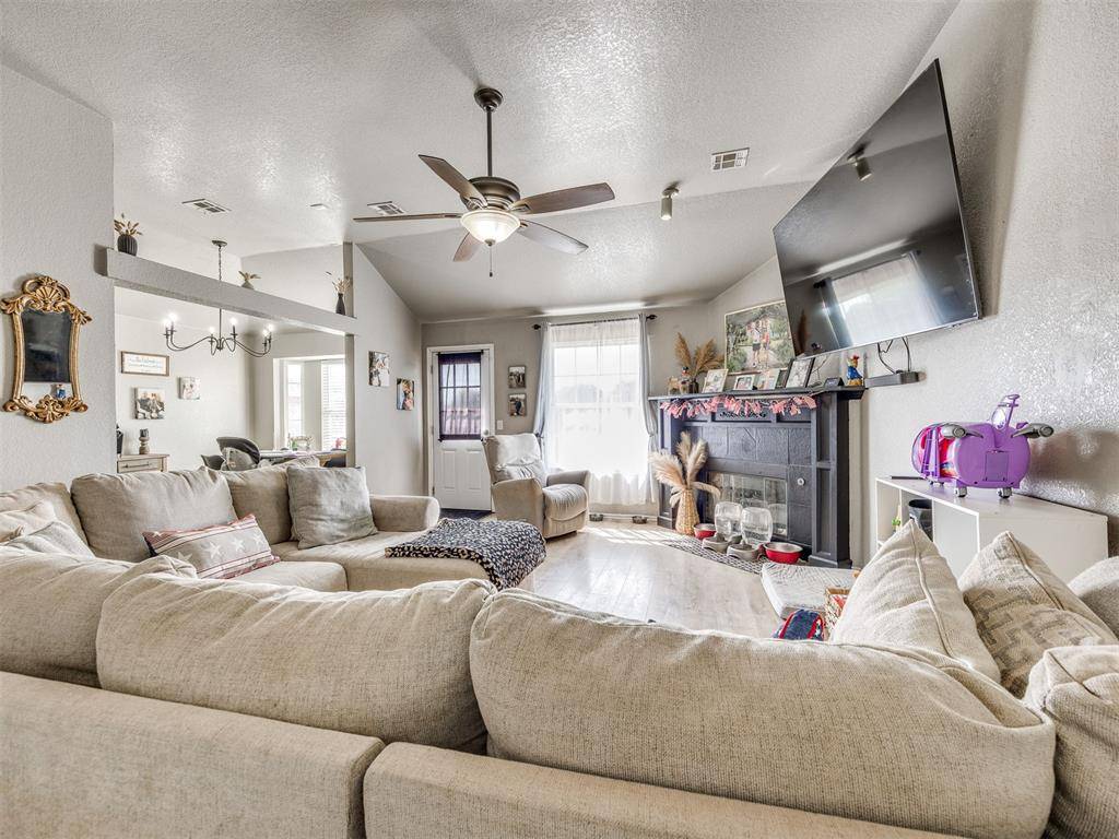 625 SW 38th PL, Moore, OK 73160
