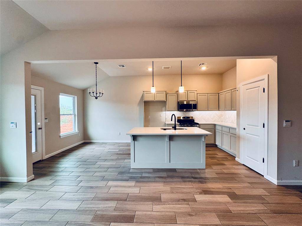 1800 Pin Cherry LN, Moore, OK 73160