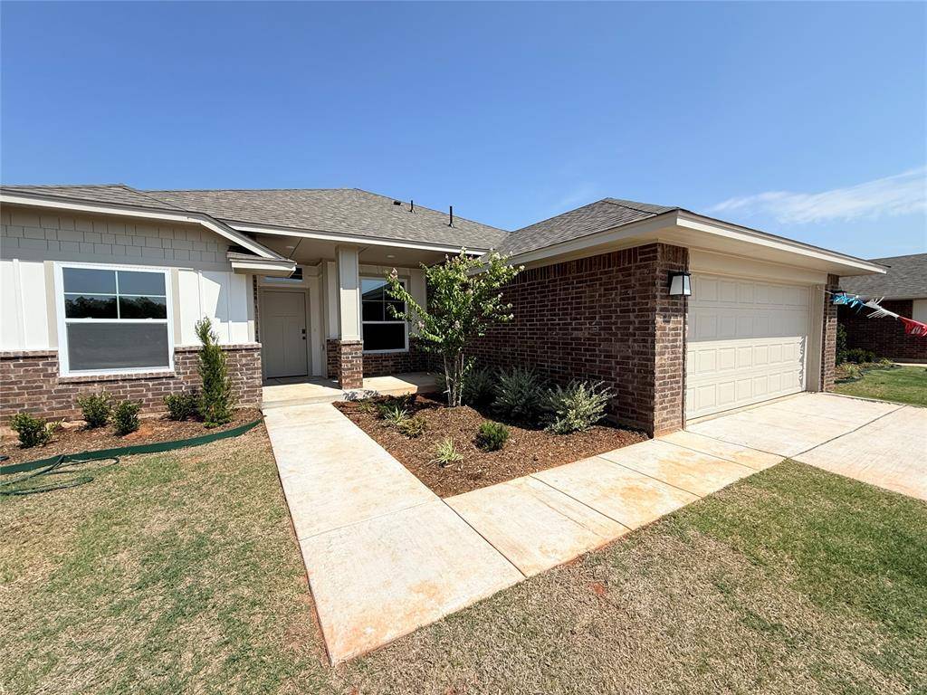 1812 Pin Cherry LN, Moore, OK 73160