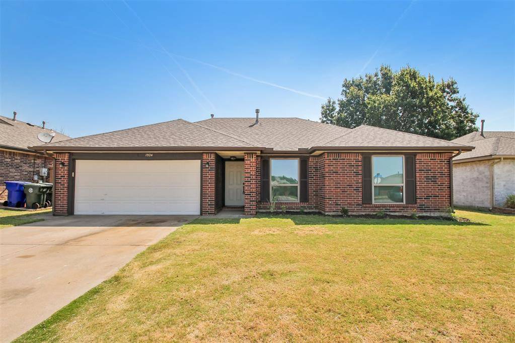 1924 Oakwood East BLVD, Midwest City, OK 73130