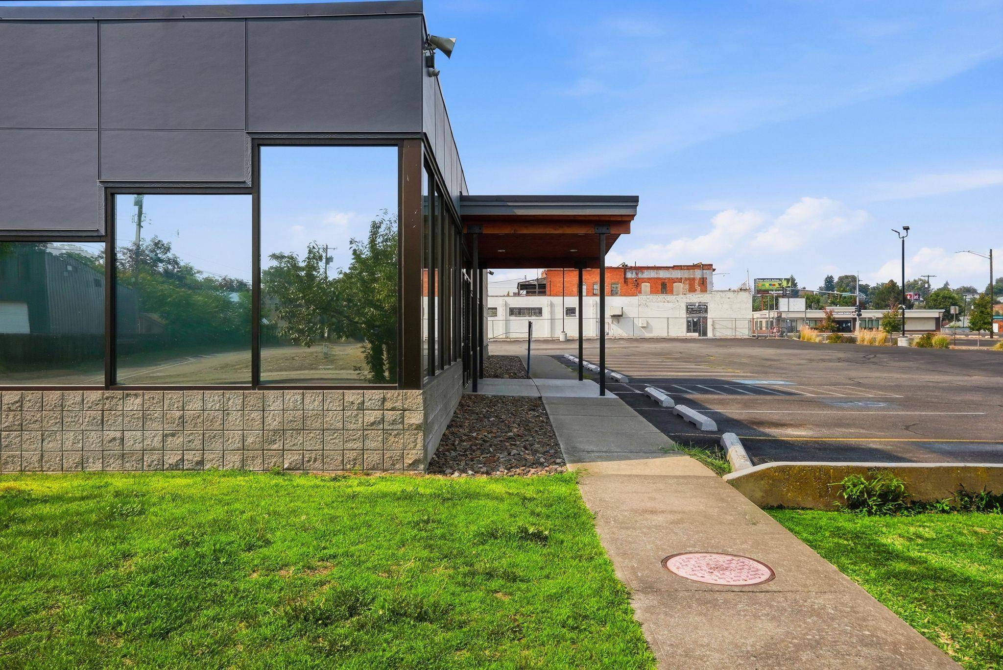 2607 N Division St, Spokane, WA 99207