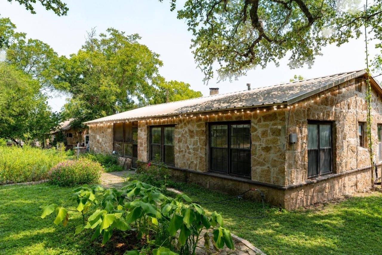 106 N Avenue C, Johnson City, TX 78636