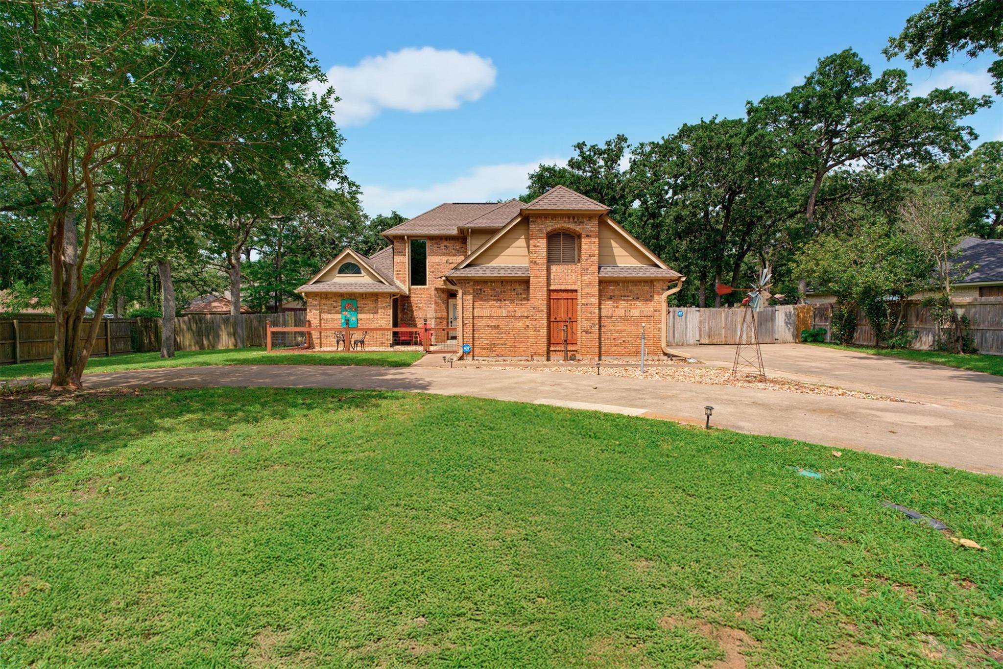 711 Brazos Ave, Rockdale, TX 76567