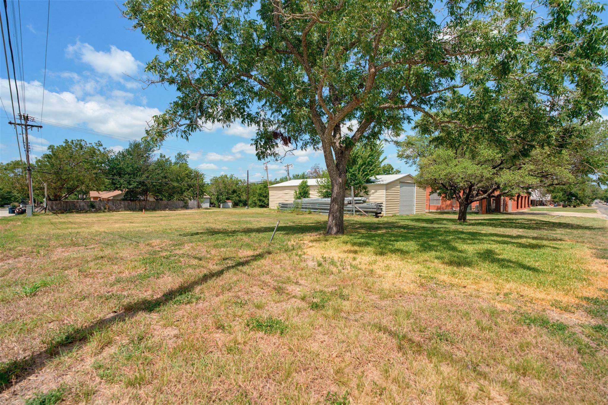 127 E Davilla Ave, Rockdale, TX 76567