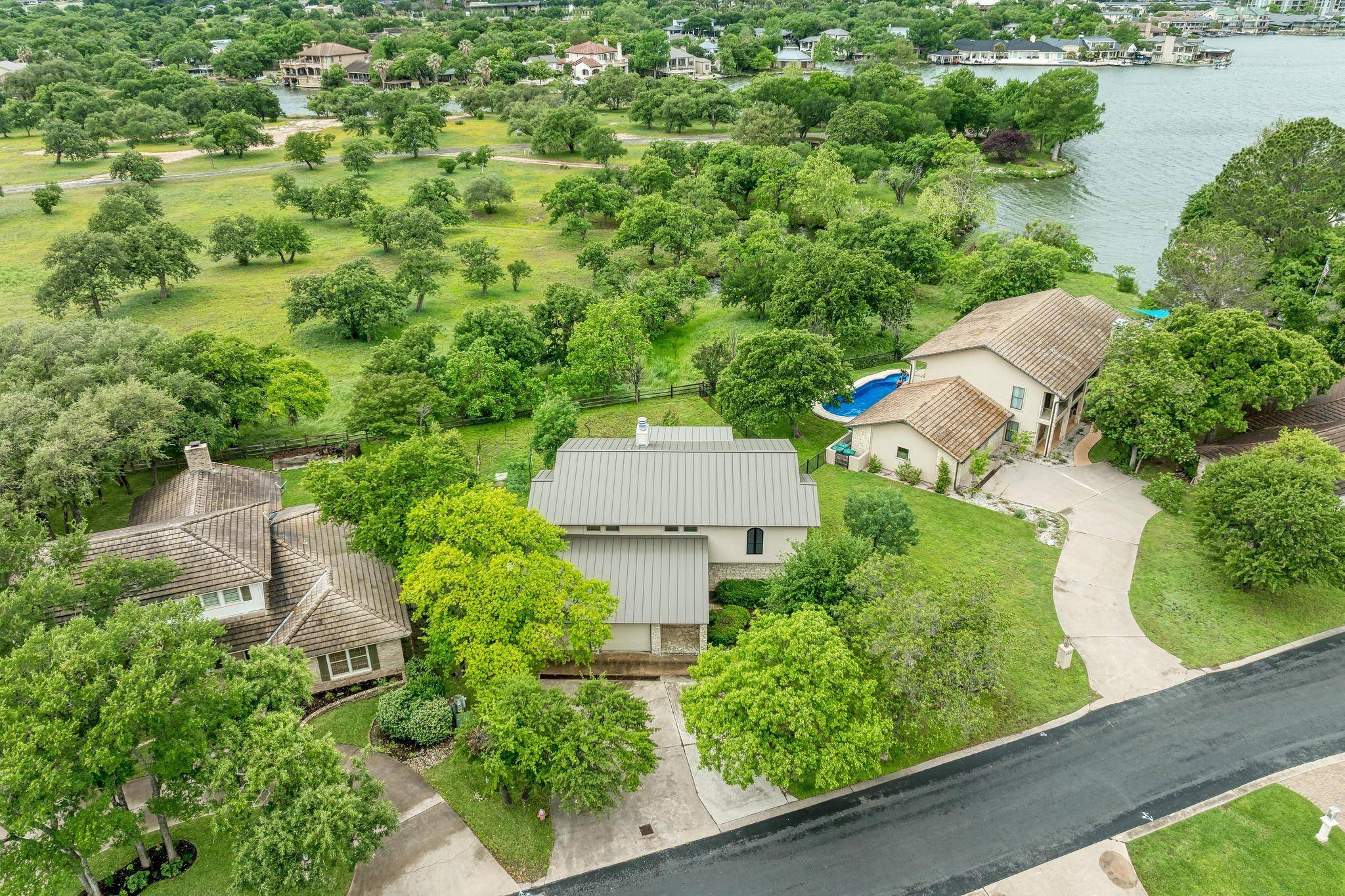 320 Lucy LN, Horseshoe Bay, TX 78657