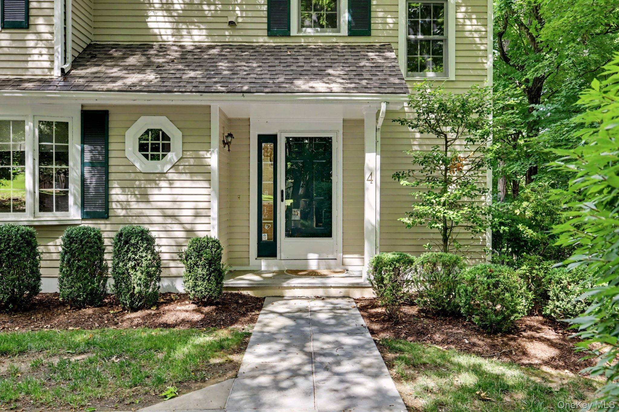 4 Annes Wood LN, Mount Kisco, NY 10549