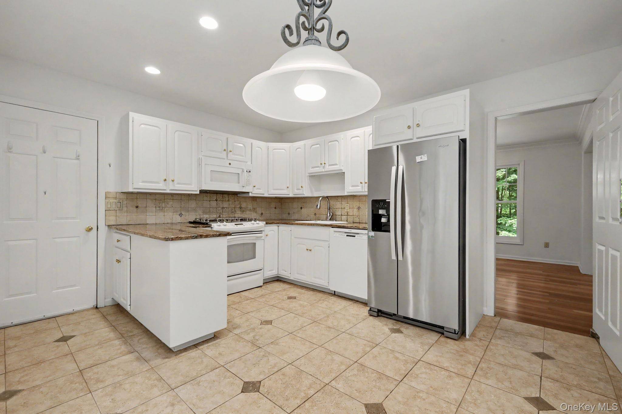 4 Annes Wood LN, Mount Kisco, NY 10549