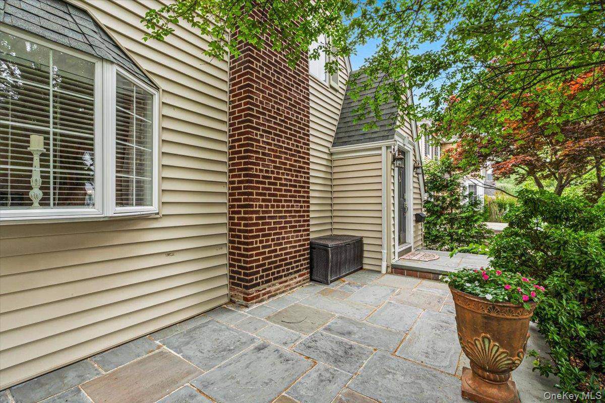 84 Fernwood TER, Garden City, NY 11530