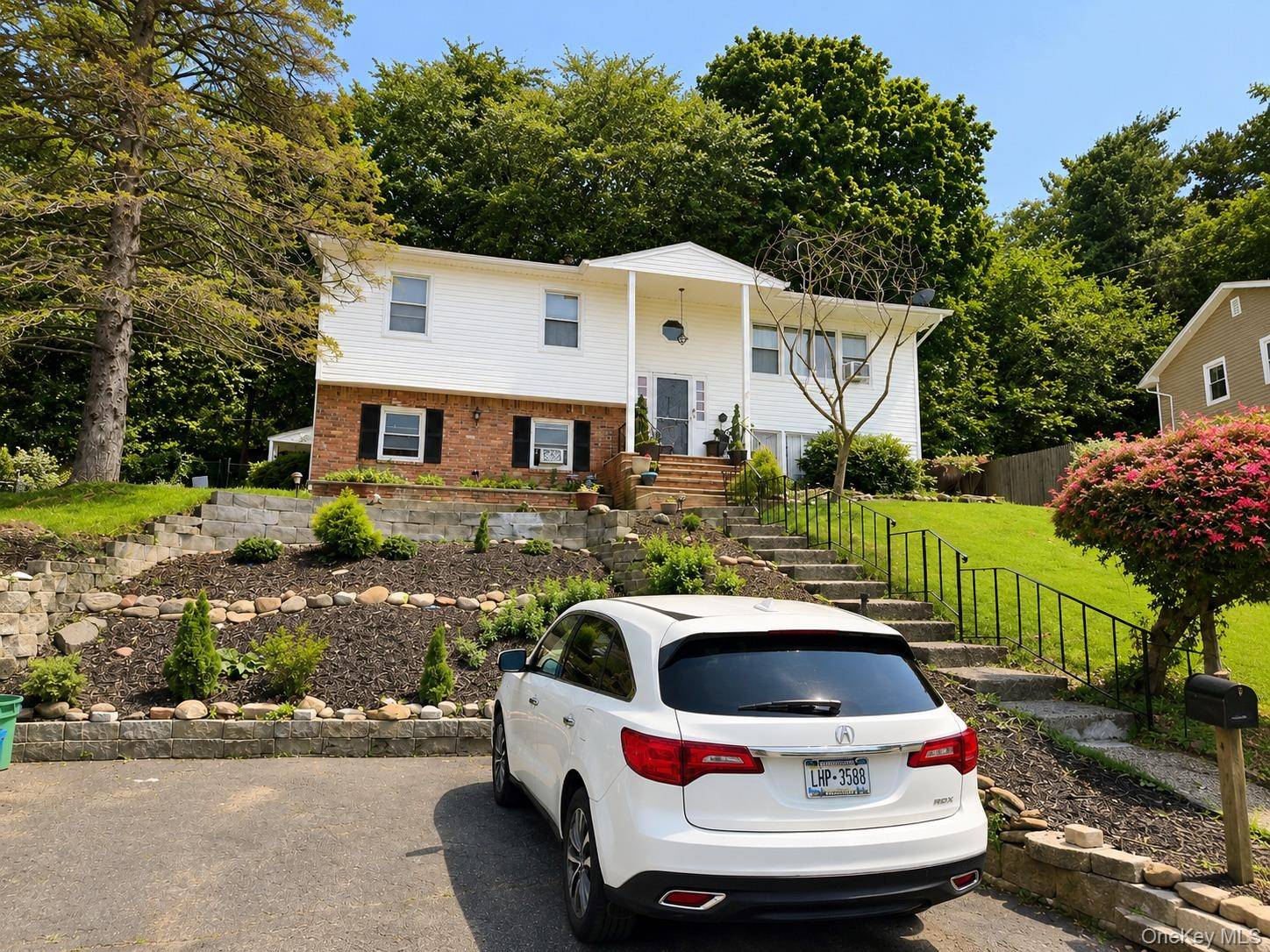 14 Rock DR, Valley Cottage, NY 10989