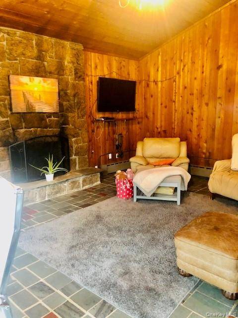25 Columbia AVE, Westhampton, NY 11977