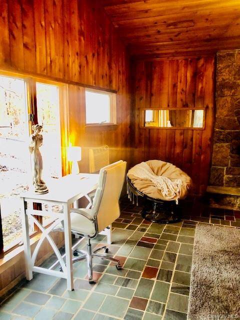 25 Columbia AVE, Westhampton, NY 11977