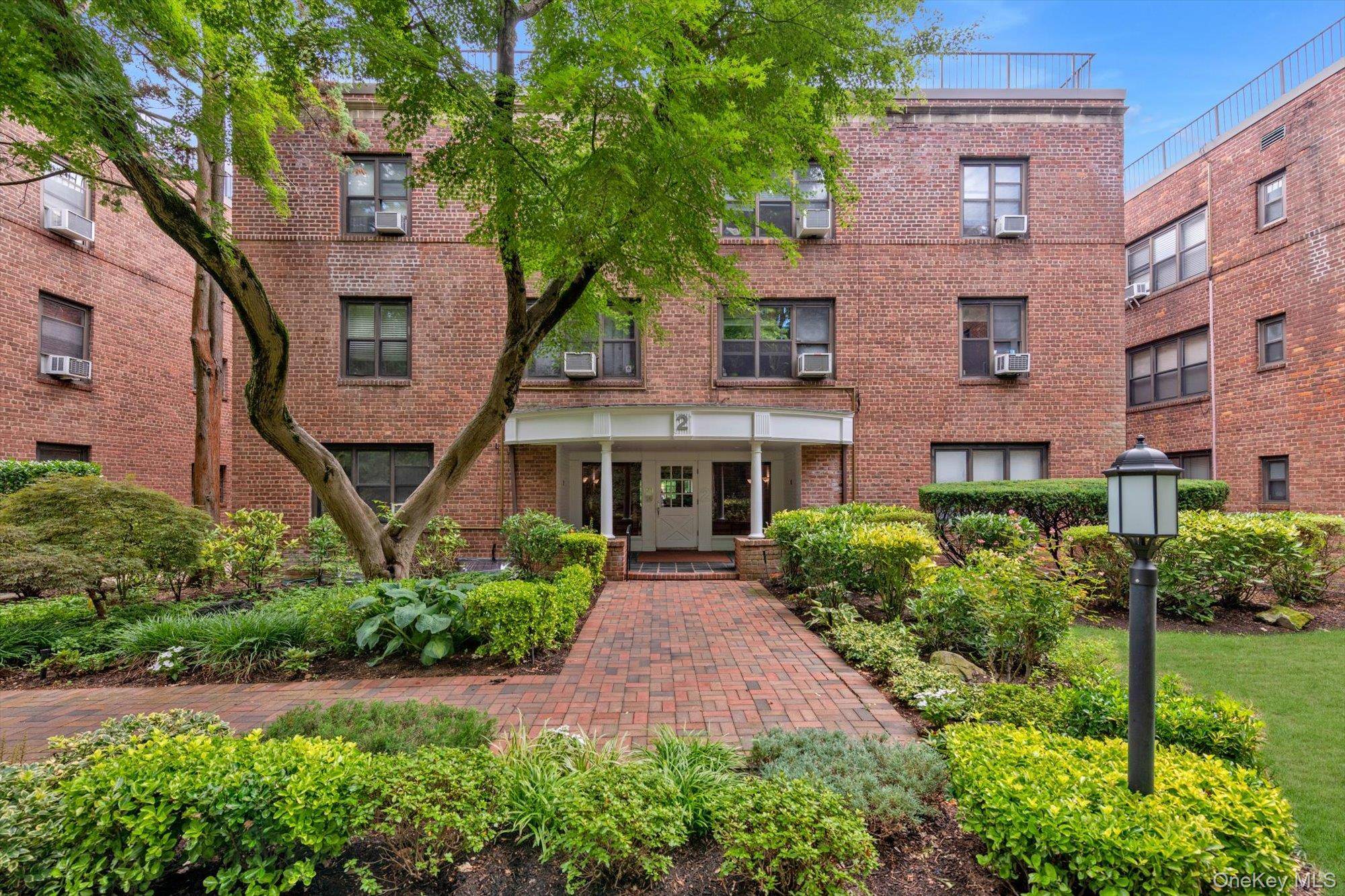 2 Townhouse PL #3N, Great Neck, NY 11021