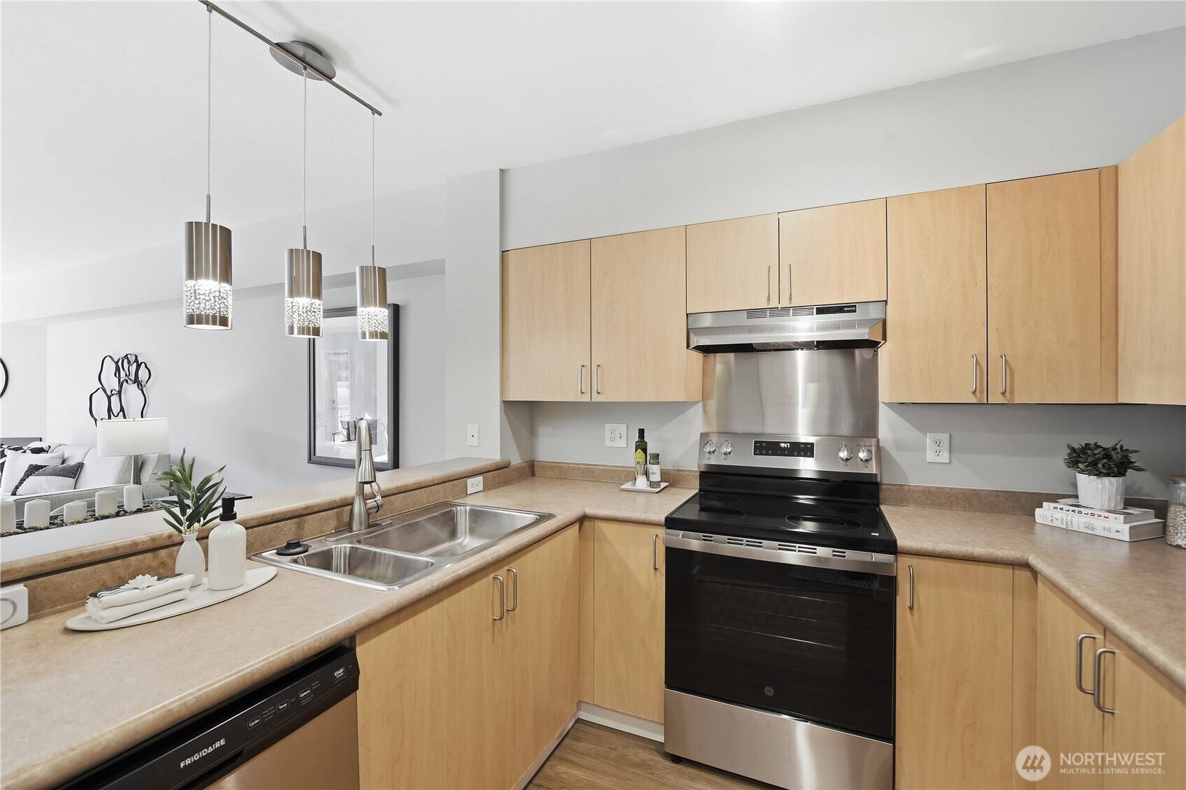 19500 Ballinger Wy NE #204, Shoreline, WA 98155