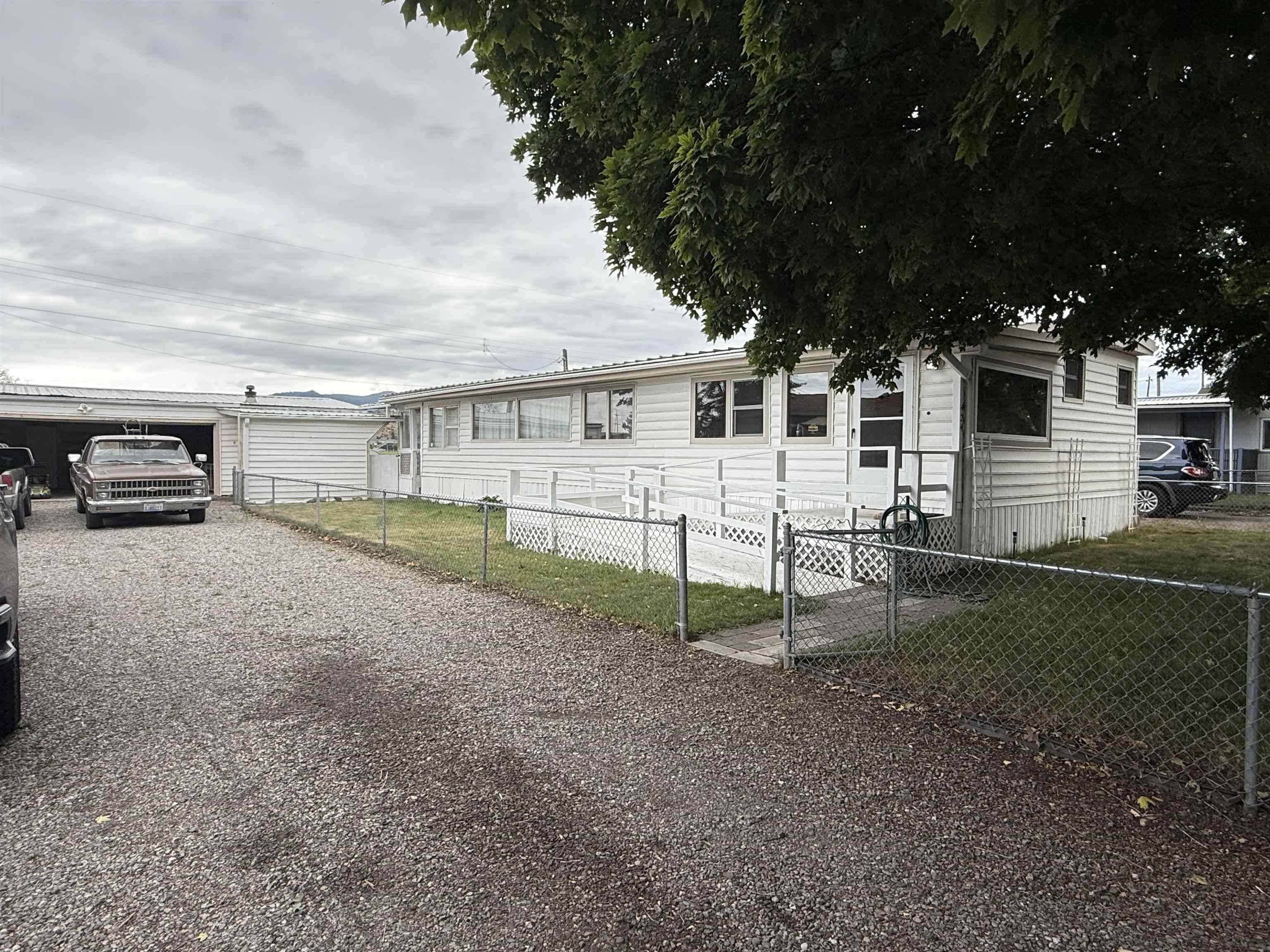 424 N Hodges Rd, Greenacres, WA 99016