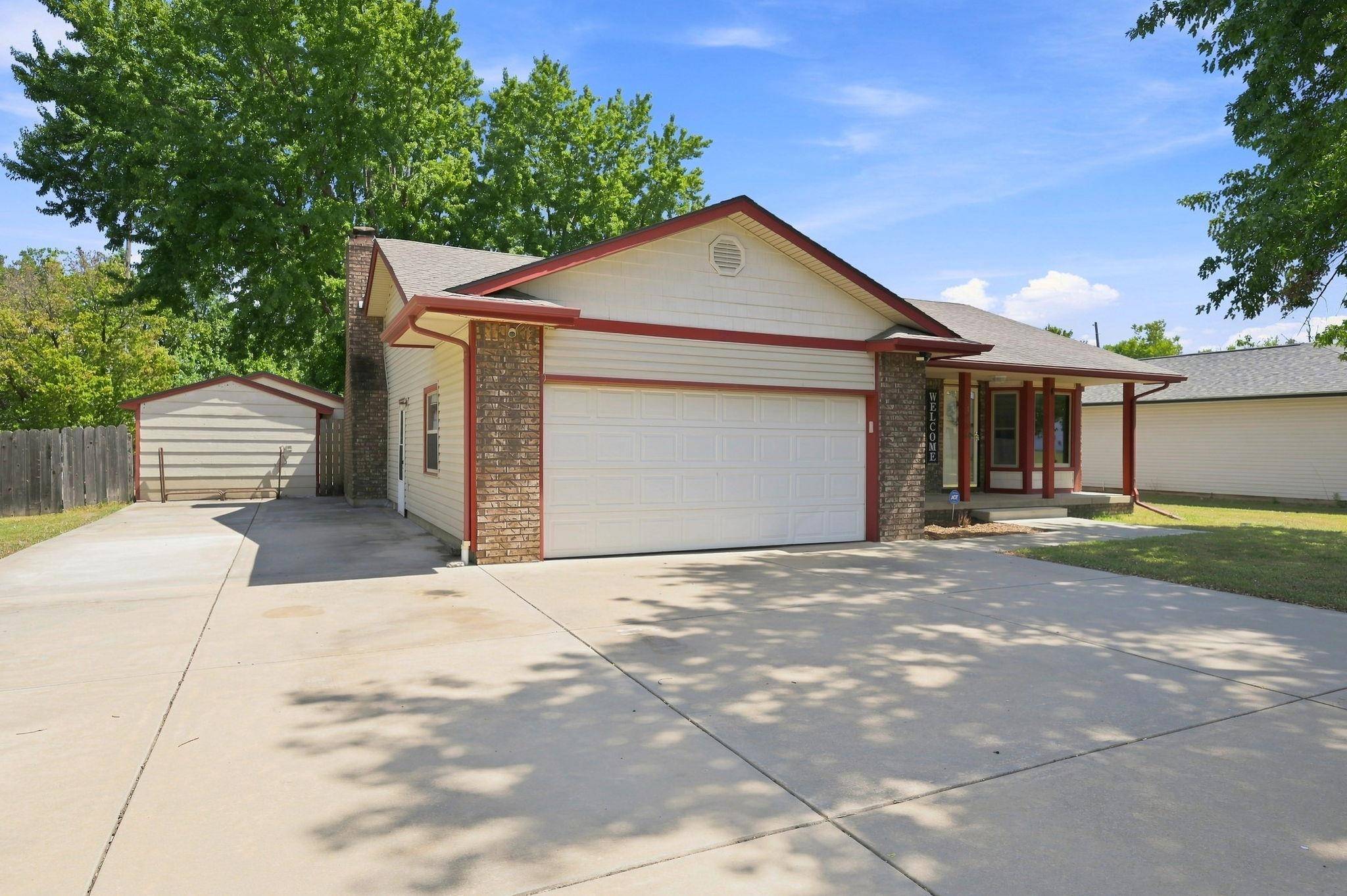1422 N Tanglewood Ct., Rose Hill, KS 67133