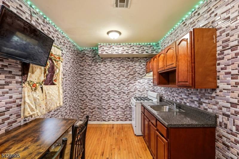 34 Hillman St, Paterson City, NJ 07522