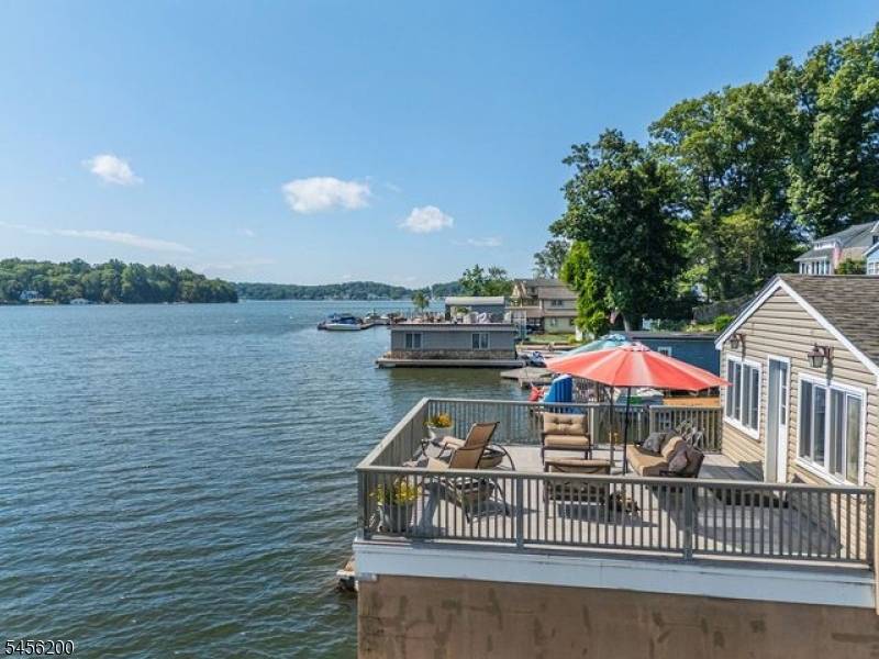 320 Lakeside Ave, Hopatcong Boro, NJ 07821