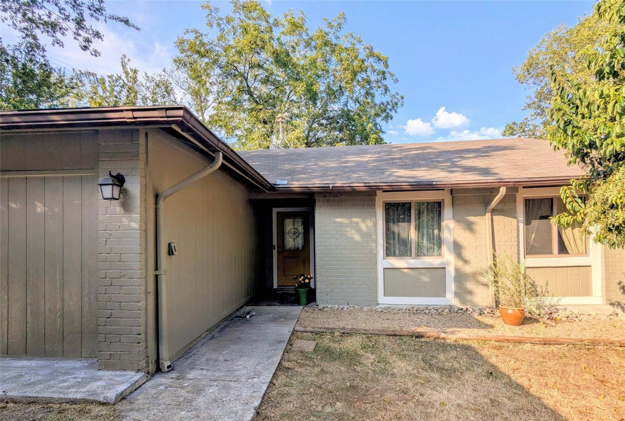 2423 Village WALK, Austin, TX 78744