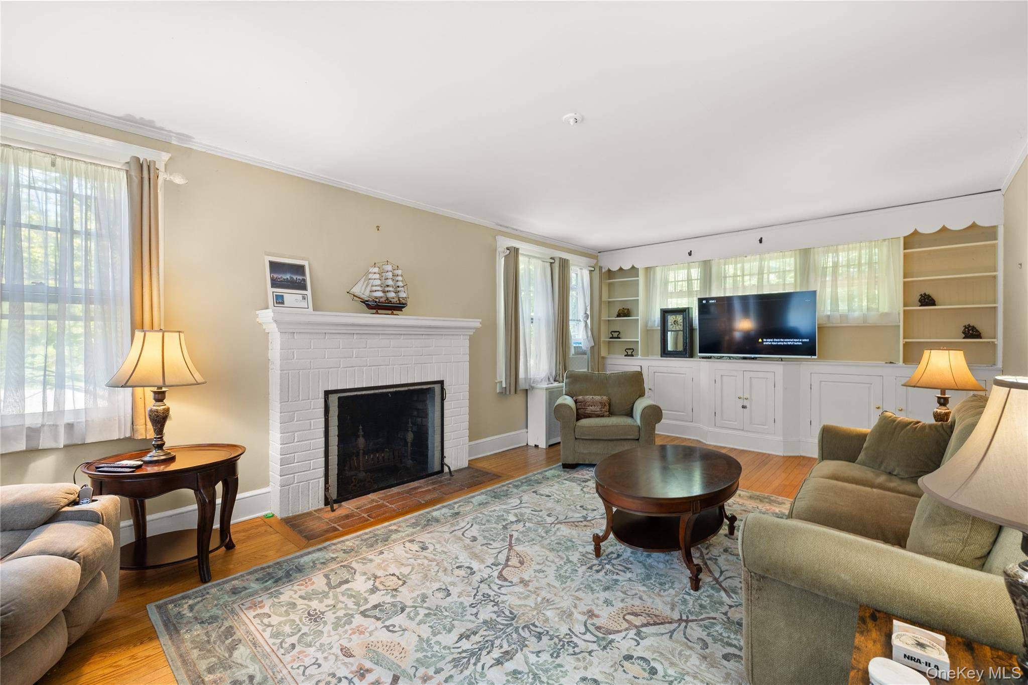 1 S Lakeview AVE, Brightwaters, NY 11718