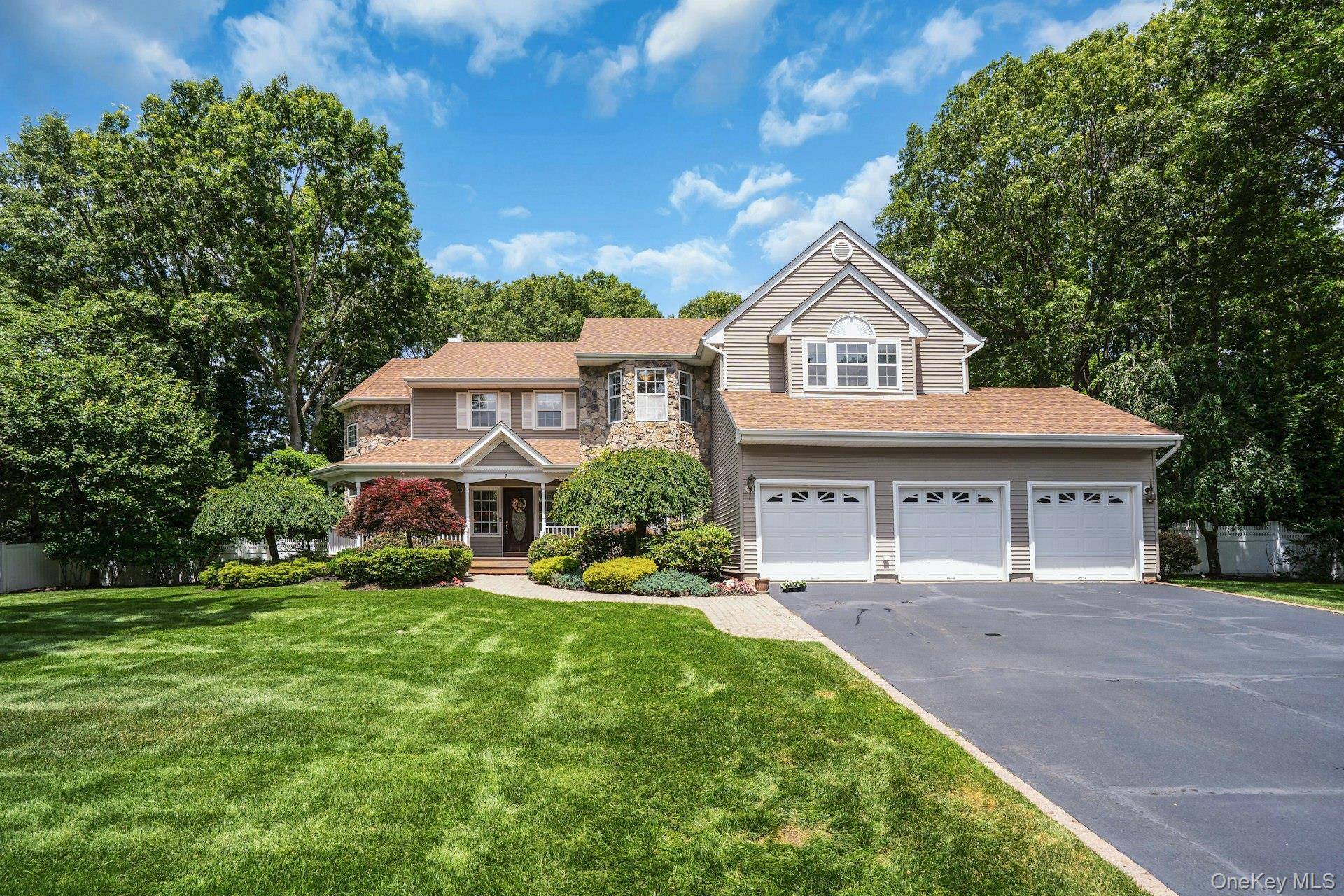 7 Dorm CT, East Setauket, NY 11733