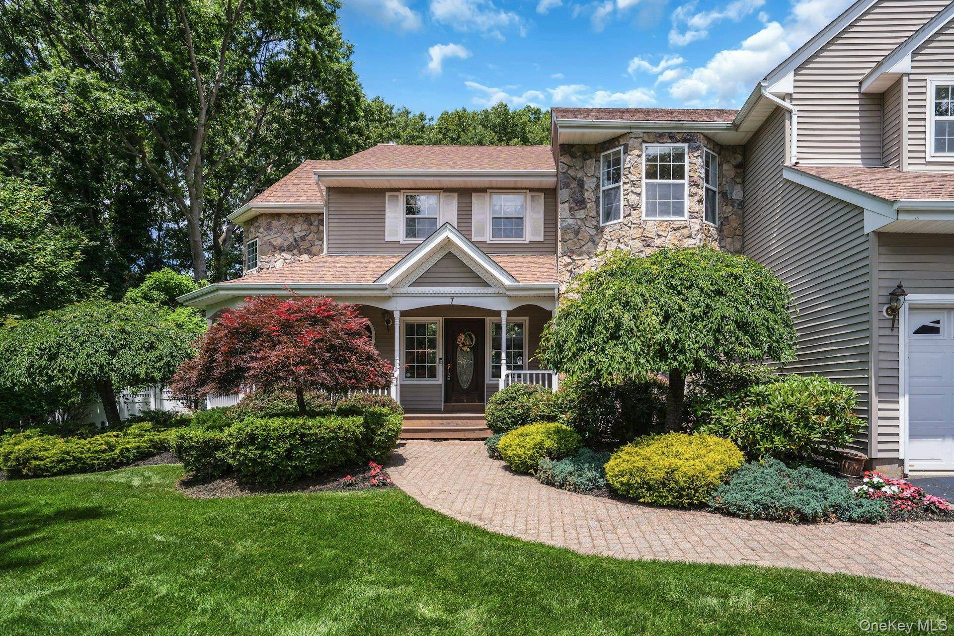 7 Dorm CT, East Setauket, NY 11733