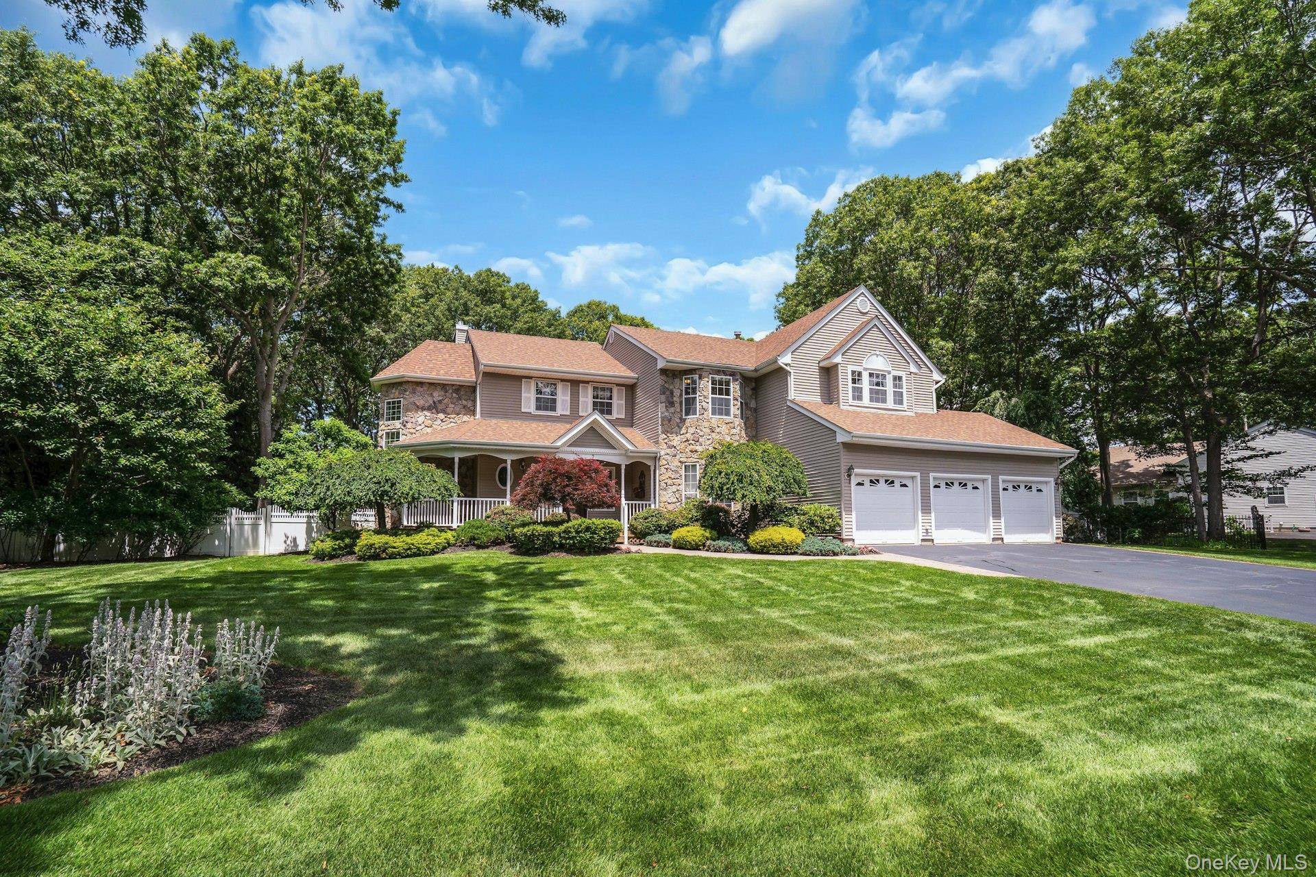 7 Dorm CT, East Setauket, NY 11733